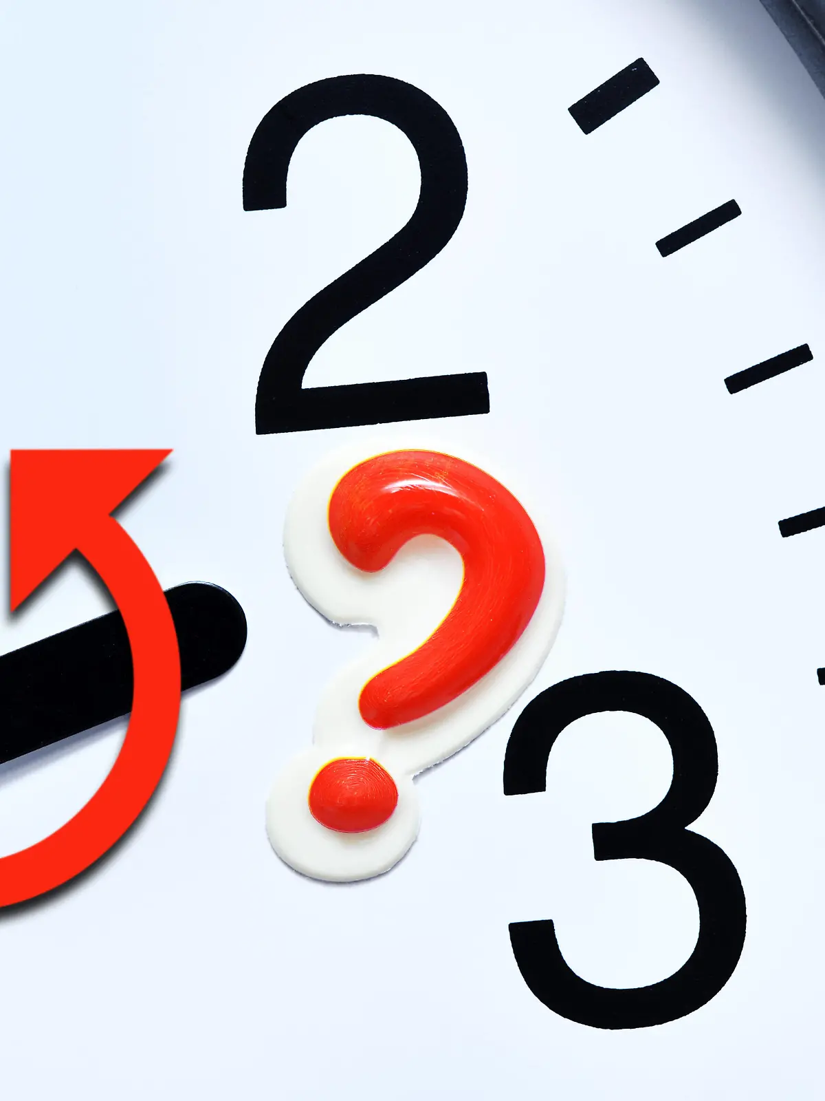 FOTOMONTAGE, Uhr mit Fragezeichen und Pfeilen, Zeitumstellung *** PHOTOMONTAGE, clock with question marks and arrows, time change 