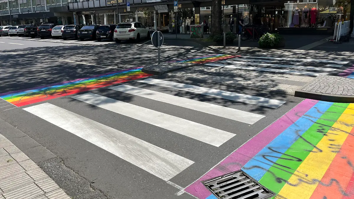Der Regenbogen-Zebrastreifen in der Wiesbadener Stadtmitte.