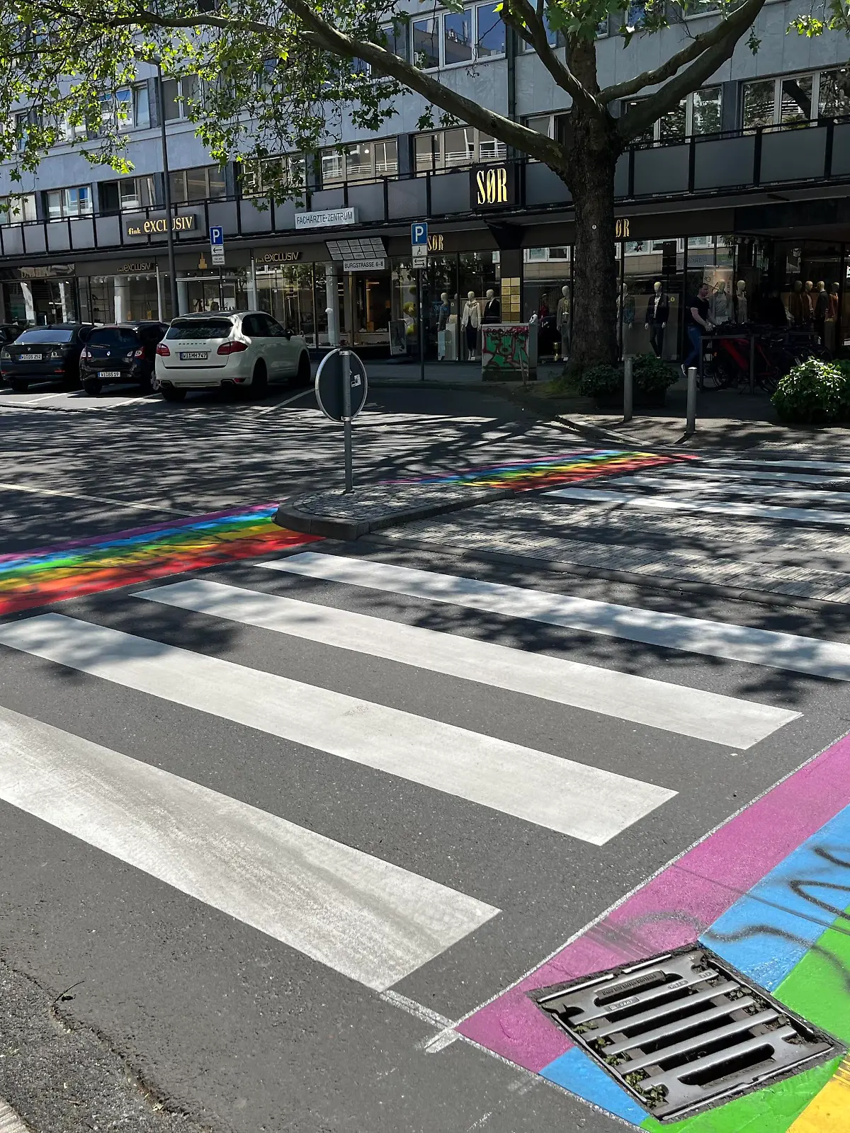 Der Regenbogen-Zebrastreifen in der Wiesbadener Stadtmitte.