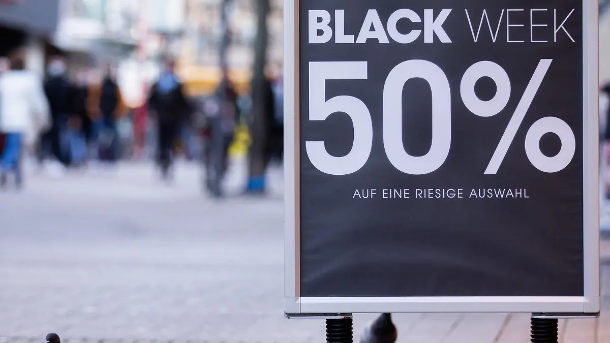 ARCHIV - 23.11.2020, Nordrhein-Westfalen, Köln: "Black Week 50%" steht auf einem Aufsteller vor einem Geschäft auf der Hohe Straße. (zu dpa "Höhere Bußgelder, Black Friday und Karneval: Das passiert im November") Foto: Rolf Vennenbernd/dpa +++ dpa-Bildfunk +++