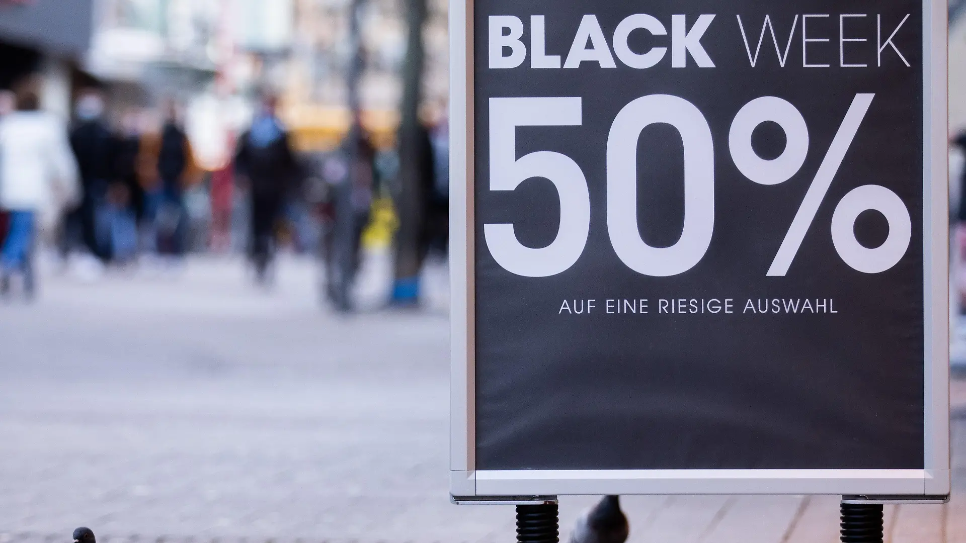 ARCHIV - 23.11.2020, Nordrhein-Westfalen, Köln: "Black Week 50%" steht auf einem Aufsteller vor einem Geschäft auf der Hohe Straße. (zu dpa "Höhere Bußgelder, Black Friday und Karneval: Das passiert im November") Foto: Rolf Vennenbernd/dpa +++ dpa-Bildfunk +++