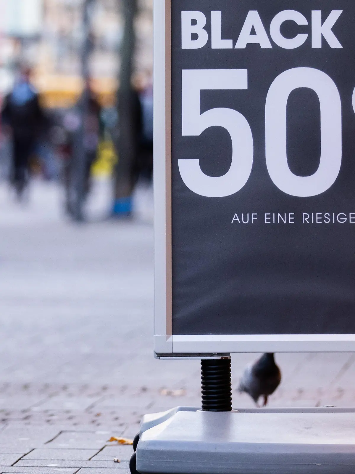 ARCHIV - 23.11.2020, Nordrhein-Westfalen, Köln: "Black Week 50%" steht auf einem Aufsteller vor einem Geschäft auf der Hohe Straße. (zu dpa "Höhere Bußgelder, Black Friday und Karneval: Das passiert im November") Foto: Rolf Vennenbernd/dpa +++ dpa-Bildfunk +++