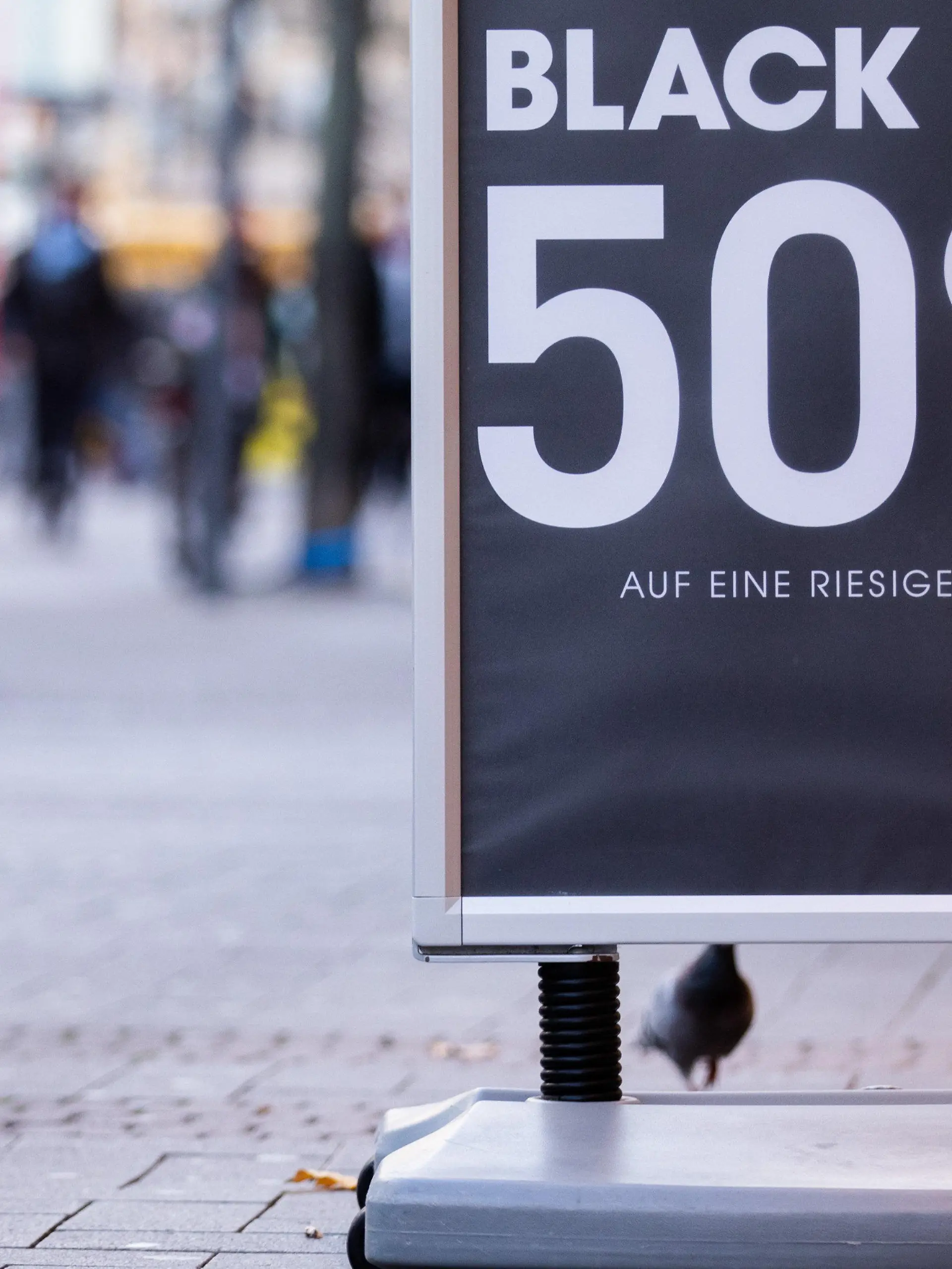 ARCHIV - 23.11.2020, Nordrhein-Westfalen, Köln: "Black Week 50%" steht auf einem Aufsteller vor einem Geschäft auf der Hohe Straße. (zu dpa "Höhere Bußgelder, Black Friday und Karneval: Das passiert im November") Foto: Rolf Vennenbernd/dpa +++ dpa-Bildfunk +++