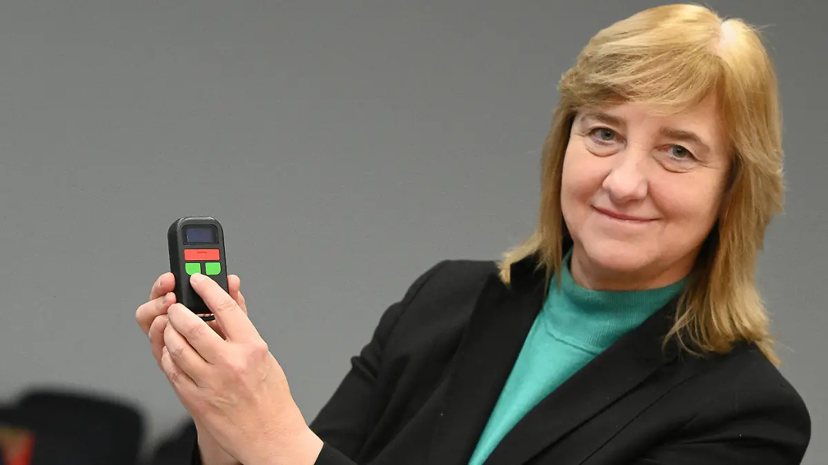 27.10.2021, Hessen, Kassel: Eva Kühne-Hormann (CDU), Justizministerin in Hessen, zeigt ein Alarmgerät für Gerichtsvollzieher. Zur Verbesserung der Sicherheit für Gerichsvollzieher im Außendienst wird der Einsatz mobiler Alarmgeräte in Hessen erprobt. Foto: Swen Pförtner/dpa +++ dpa-Bildfunk +++
