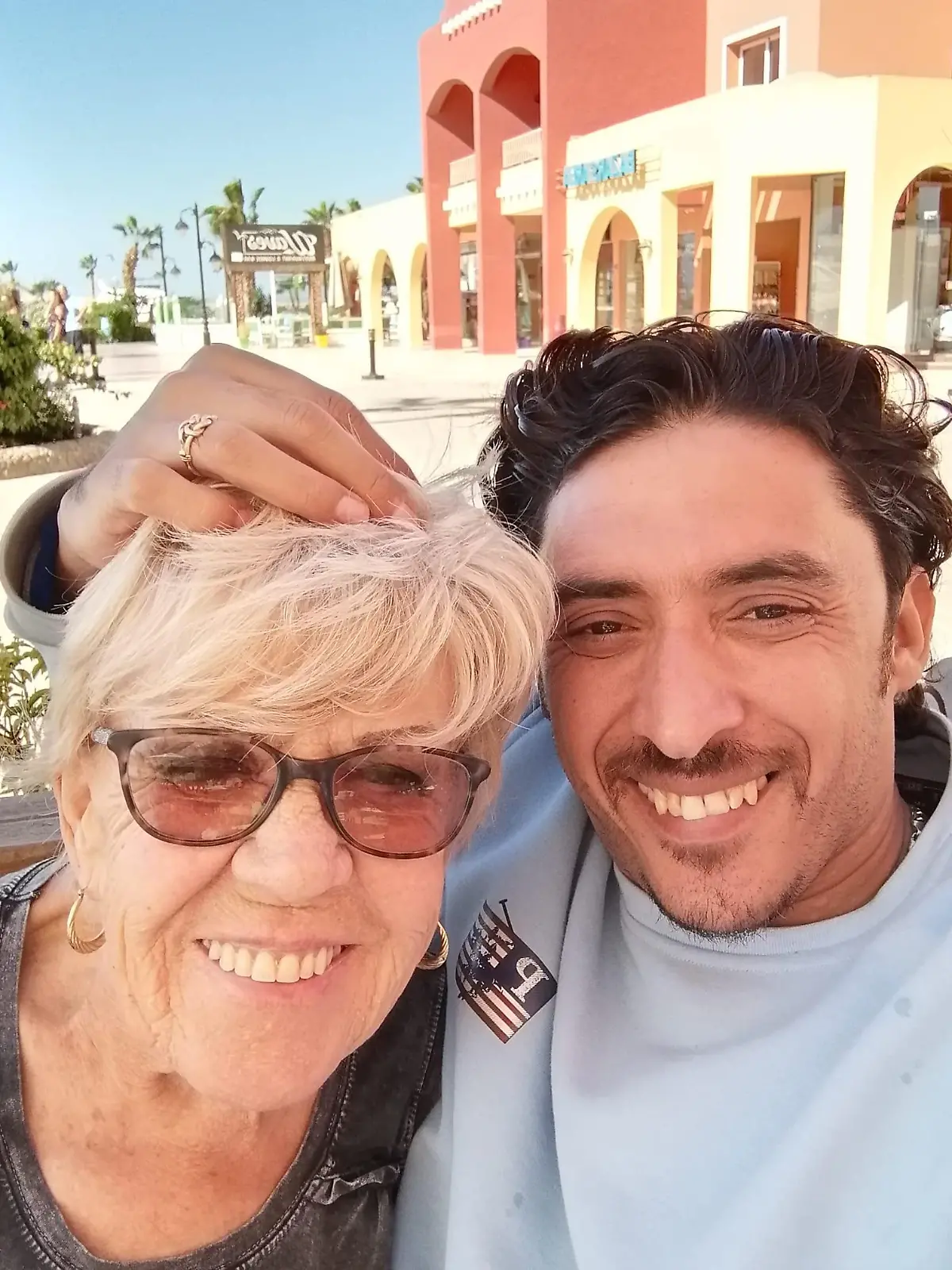Iris Jones und ihr Ehemann Mohamed Ahmed Ibriham