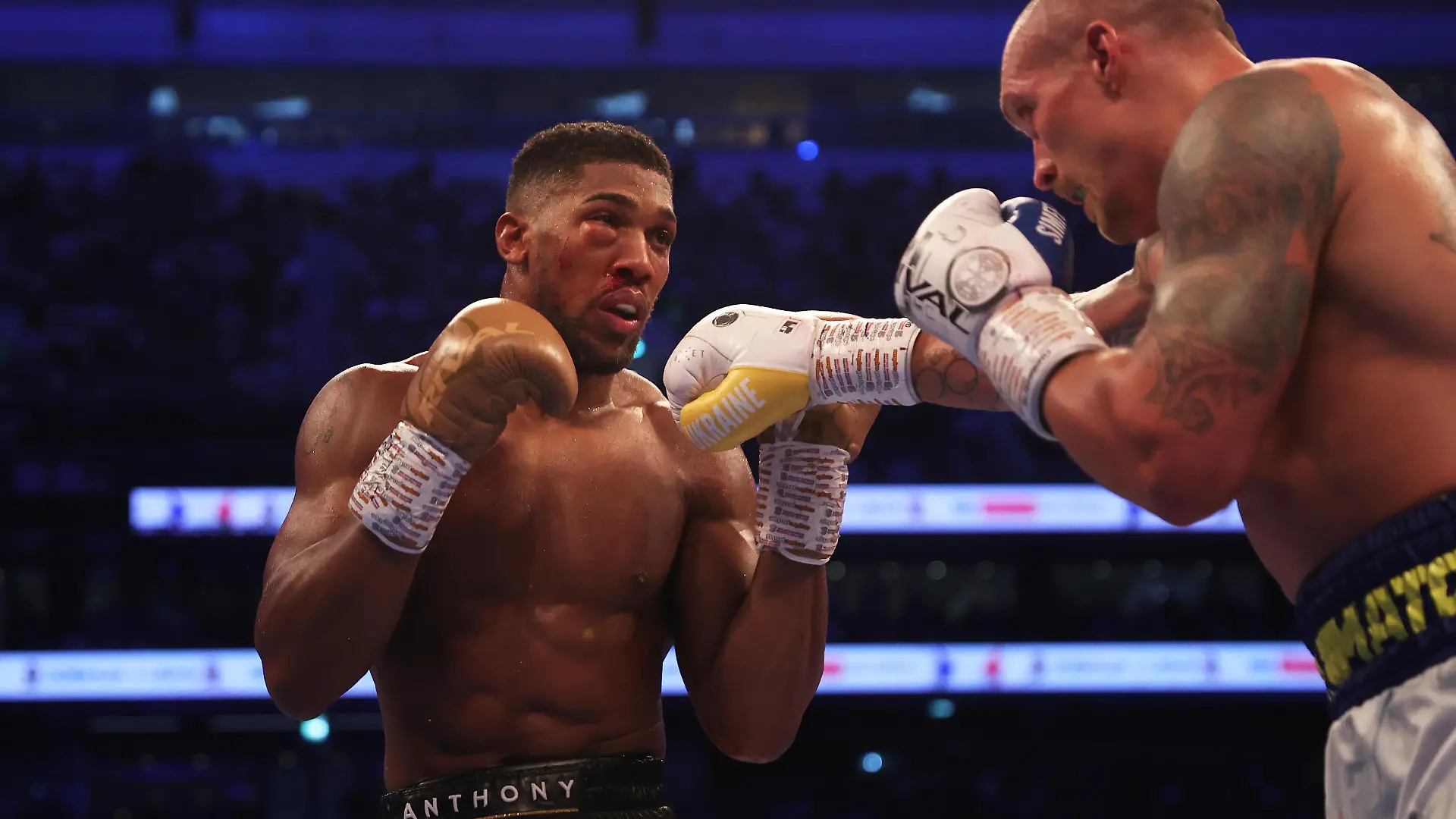 LONDON, ENGLAND - SEPTEMBER 25: Oleksandr Usyk punches as Anthony Joshua ducks during the Heavyweight Title Fight between Anthony Joshua and Oleksandr Usyk at Tottenham Hotspur Stadium on September 25, 2021 in London, England. (Photo by Julian Finney/Getty Images)