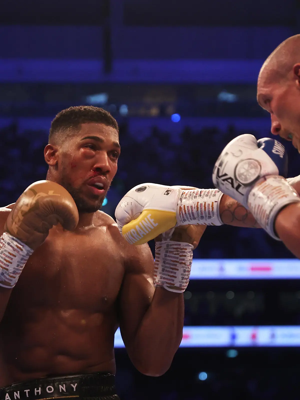 LONDON, ENGLAND - SEPTEMBER 25: Oleksandr Usyk punches as Anthony Joshua ducks during the Heavyweight Title Fight between Anthony Joshua and Oleksandr Usyk at Tottenham Hotspur Stadium on September 25, 2021 in London, England. (Photo by Julian Finney/Getty Images)