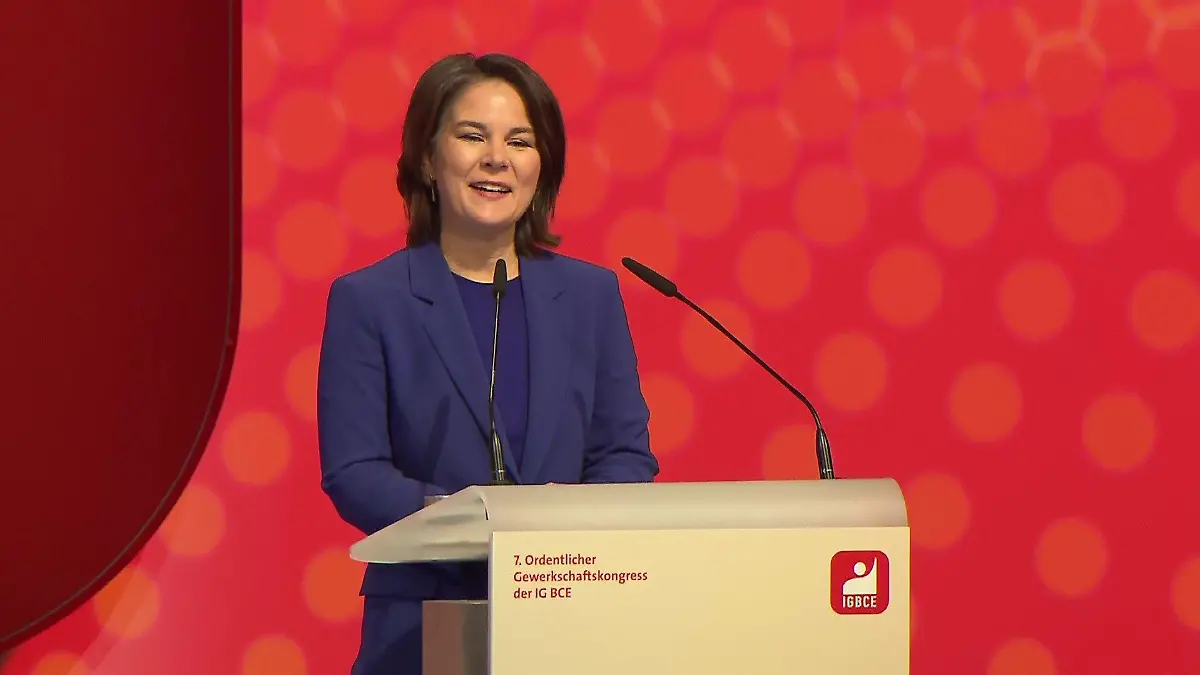 Annalena Baerbock (Bündnis 90/Die Grünen) spricht auf dem 7. Kongress der Industriegewerkschaft Bergbau, Chemie und Energie in Hannover
