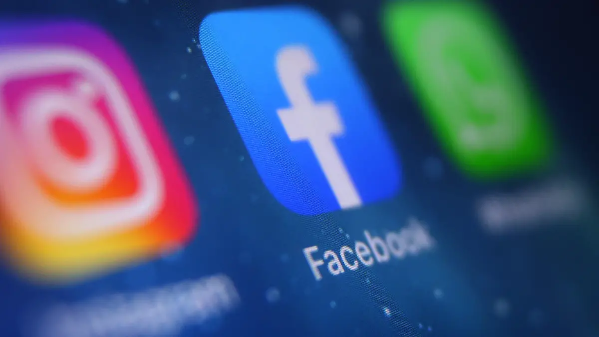 ARCHIV - 04.10.2021, Bayern, Kempten: ILLUSTRATION - Auf dem Bildschirm eines Smartphones ist das Icon von Facebook zu sehen. Facebook möchte einem Medienbericht zufolge seinen Firmennamen ändern. (zu dpa «Bericht: Facebook will Firmennamen ändern») Foto: Karl-Josef Hildenbrand/dpa +++ dpa-Bildfunk +++