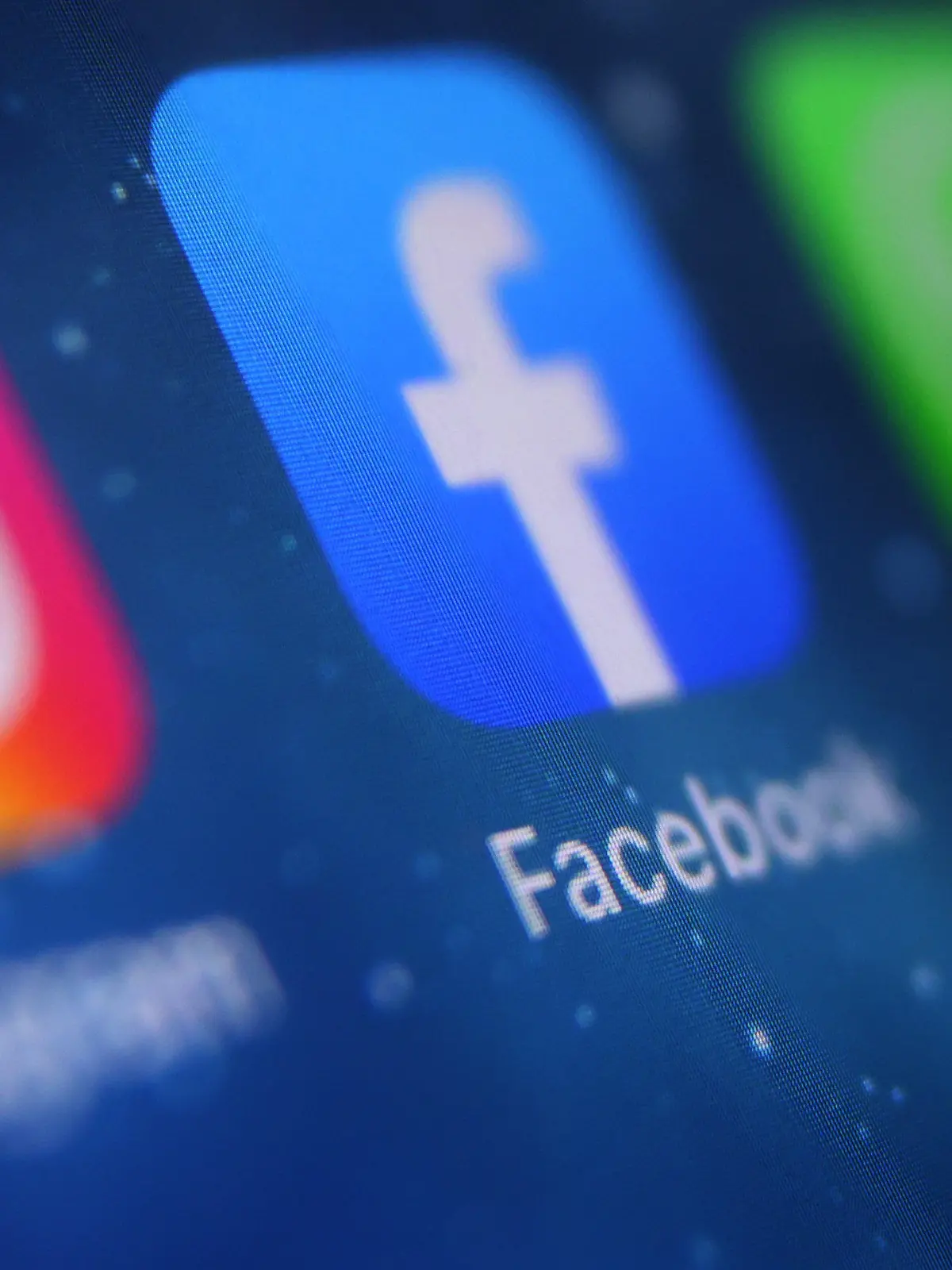 ARCHIV - 04.10.2021, Bayern, Kempten: ILLUSTRATION - Auf dem Bildschirm eines Smartphones ist das Icon von Facebook zu sehen. Facebook möchte einem Medienbericht zufolge seinen Firmennamen ändern. (zu dpa «Bericht: Facebook will Firmennamen ändern») Foto: Karl-Josef Hildenbrand/dpa +++ dpa-Bildfunk +++