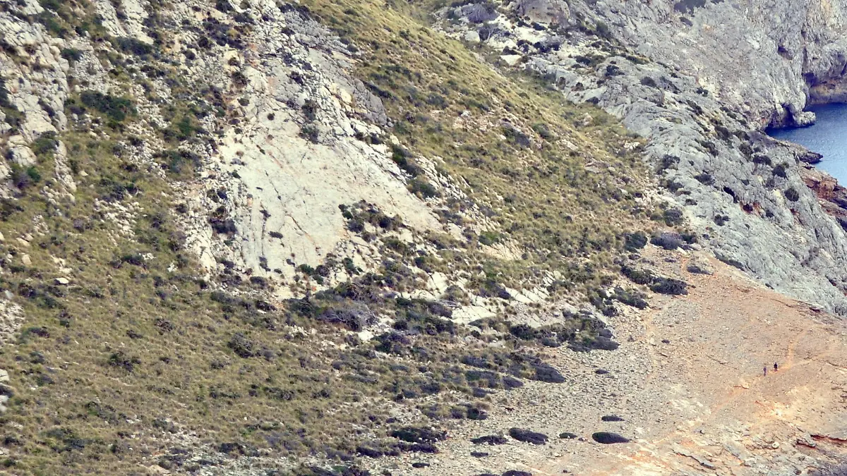 Blick auf die abgelegene Bucht Cala Figuera auf der Halbinsel Formentor, aufgenommen am 04. April 2016. Lange ein Geheimtipp, ist die malerische Bucht im äußersten Nordosten von Mallorca inzwischen längst von vielen Touristen als Ausflugsziel entdeckt worden. Foto: Frank Baumgart | Verwendung weltweit