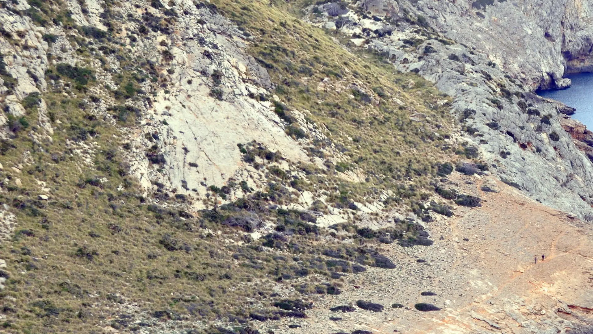 Blick auf die abgelegene Bucht Cala Figuera auf der Halbinsel Formentor, aufgenommen am 04. April 2016. Lange ein Geheimtipp, ist die malerische Bucht im äußersten Nordosten von Mallorca inzwischen längst von vielen Touristen als Ausflugsziel entdeckt worden. Foto: Frank Baumgart | Verwendung weltweit