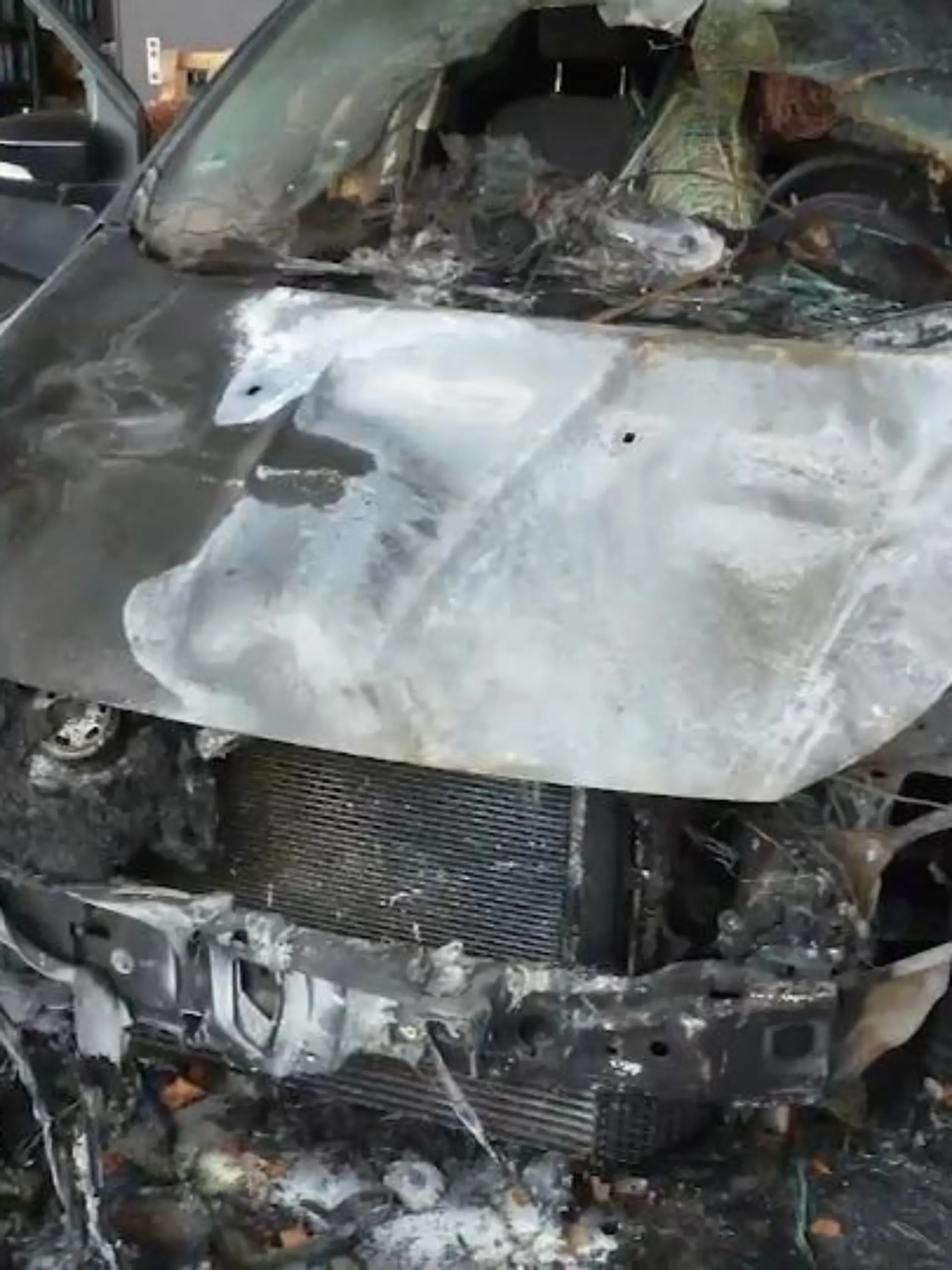 Im September wurde Lokalpolitikerin Karin Bettinger Opfer eines Brandanschlags. Es war mitten in der Nacht, als sie aus dem Schlaf gerissen wurde – das Auto der Umweltpolitikerin steht in der eigenen Einfahrt in Flammen. Spätere Ermittlungen der Polizei zeigen, dass ein Brandbeschleuniger zum Einsatz kam. Aktuelle Zahlen des LKA bestätigen nun, dass Politiker tatsächlich immer häufiger Ziel von Gewalttaten werden.