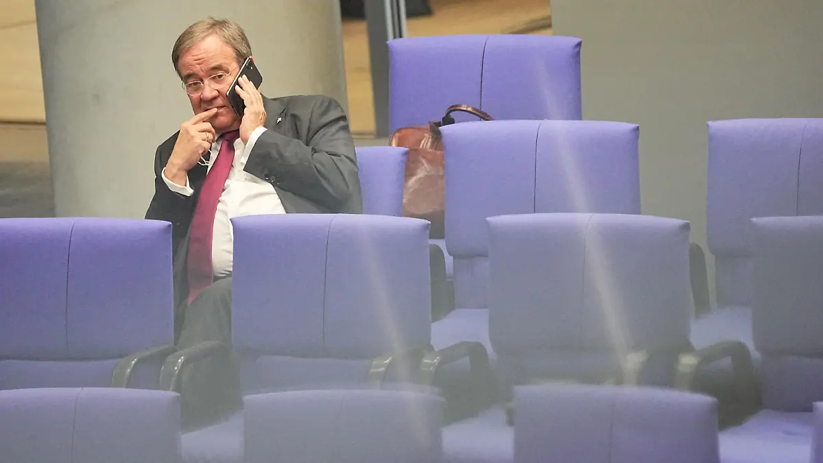 Armin Laschet, Bundesvorsitzender der CDU, telefoniert bei der konstituierenden Sitzung des neuen Bundestags.