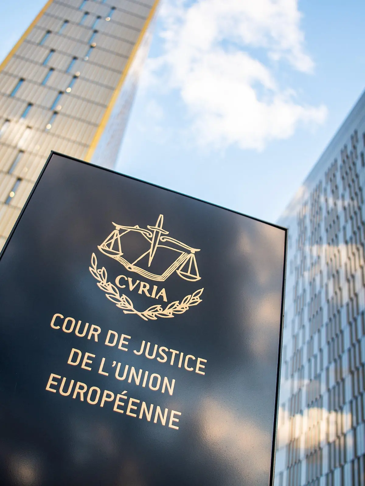 ARCHIV - 15.06.2019, Luxemburg: Ein Schild mit der Aufschrift «Cour de Justice de l'union Européene» steht vor den Bürotürmen des Europäischen Gerichtshofs im Europaviertel auf dem Kirchberg.       (zu dpa "EuGH verurteilt Polen zur Zahlung von Zwangsgeld") Foto: Arne Immanuel Bänsch/dpa +++ dpa-Bildfunk +++