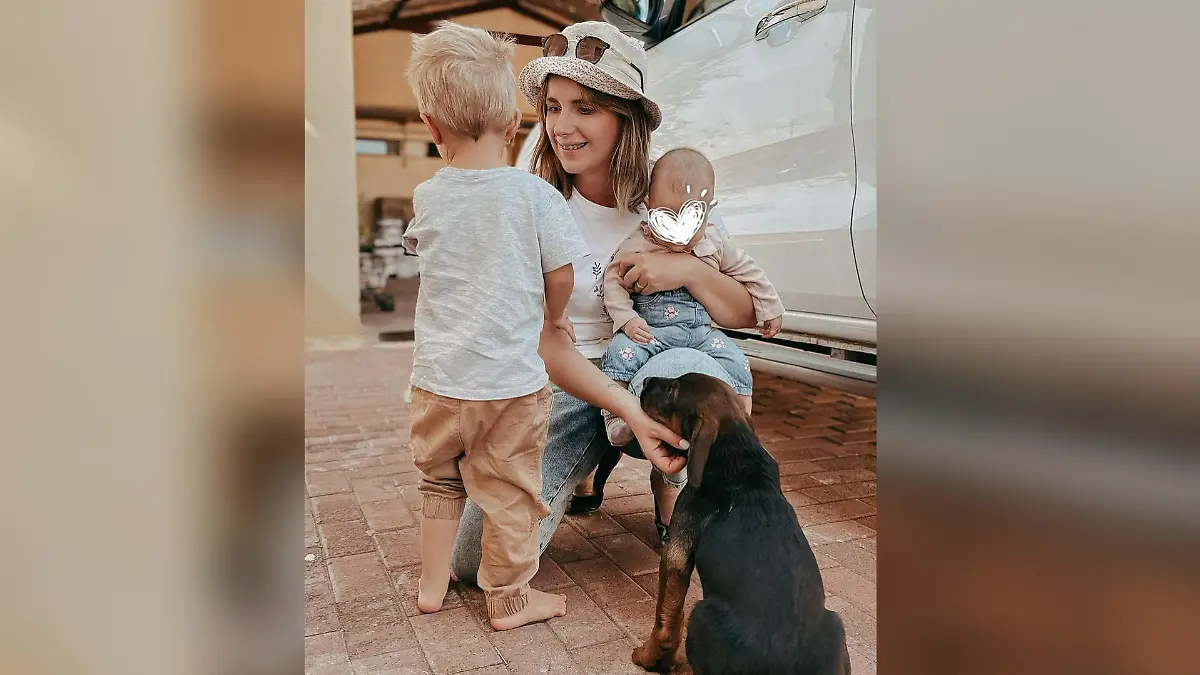 "Bauer sucht Frau"-Star Anna Heiser mit Sohn Leon, Baby Alina und Welpe Balu.