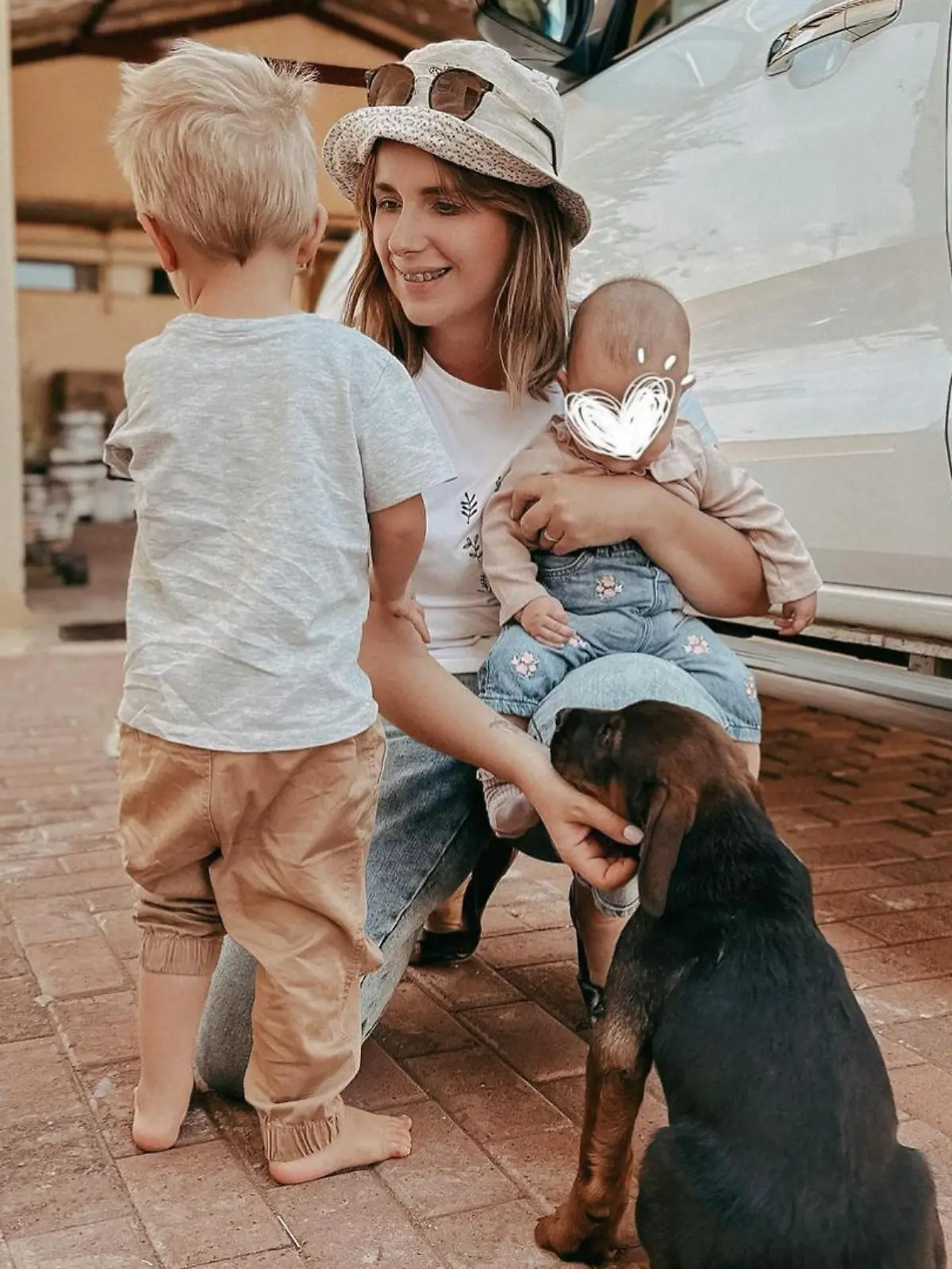 "Bauer sucht Frau"-Star Anna Heiser mit Sohn Leon, Baby Alina und Welpe Balu.