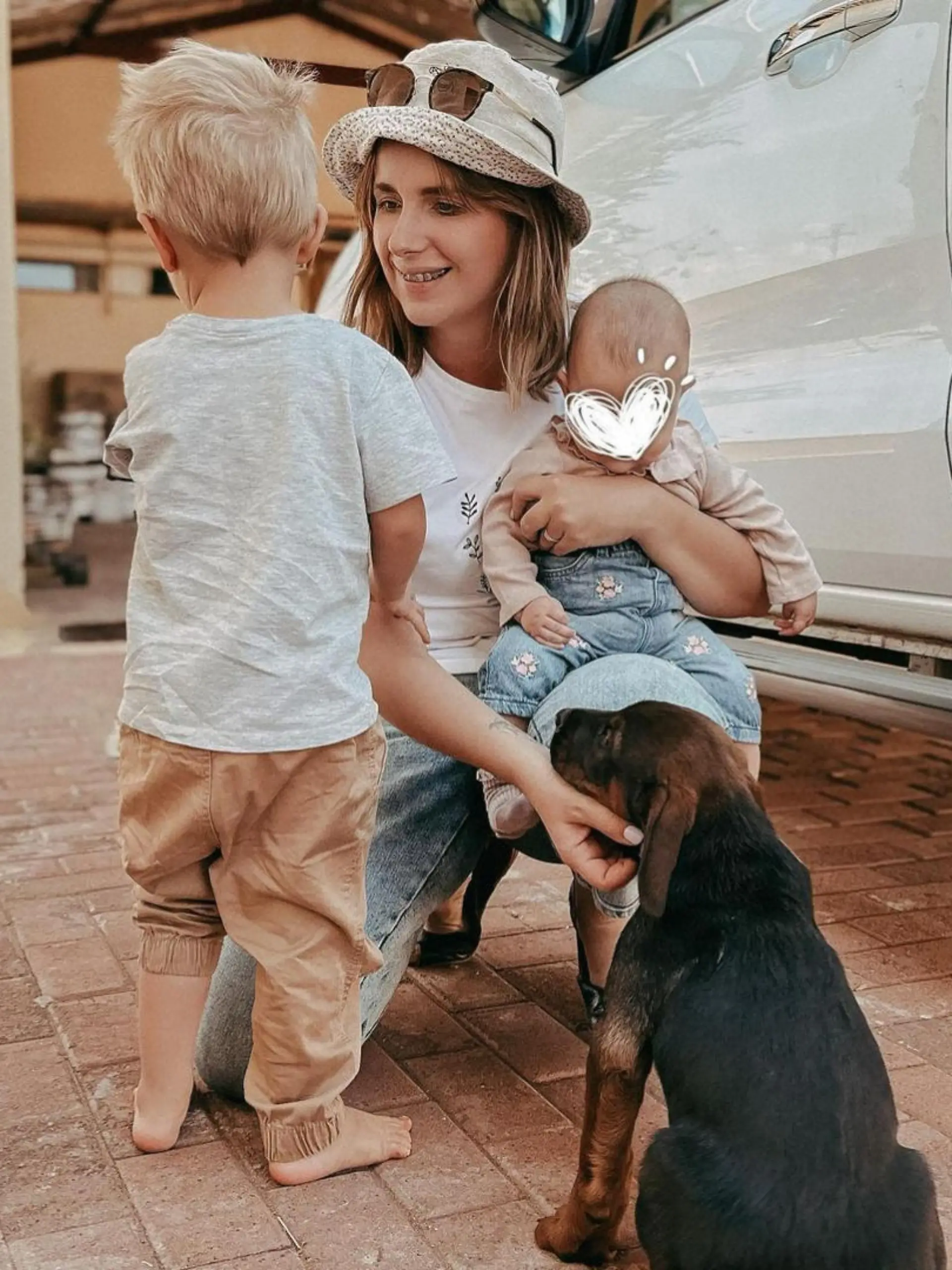 "Bauer sucht Frau"-Star Anna Heiser mit Sohn Leon, Baby Alina und Welpe Balu.