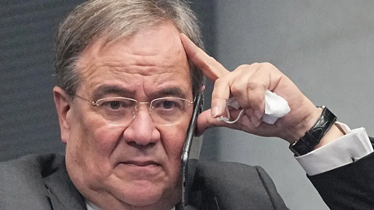 Armin Laschet, Bundesvorsitzender der CDU, telefoniert bei der konstituierenden Sitzung des neuen Bundestags,