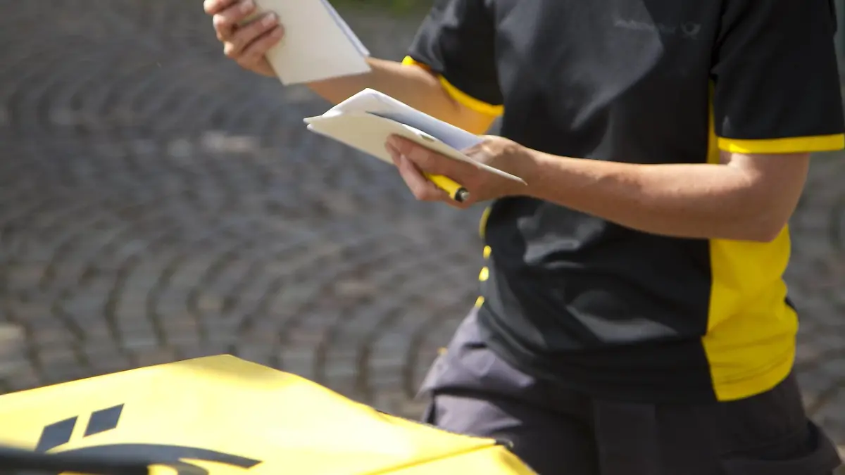 Themenbild - Deutsche Post, DHL, Brieftraeger, Postbote 06.06.2015 Brieftraeger beim austragen und sortieren der Briefe Themenbild, Featurebild Copyright: Fleigx/xEibner-Pressefoto EPdfg