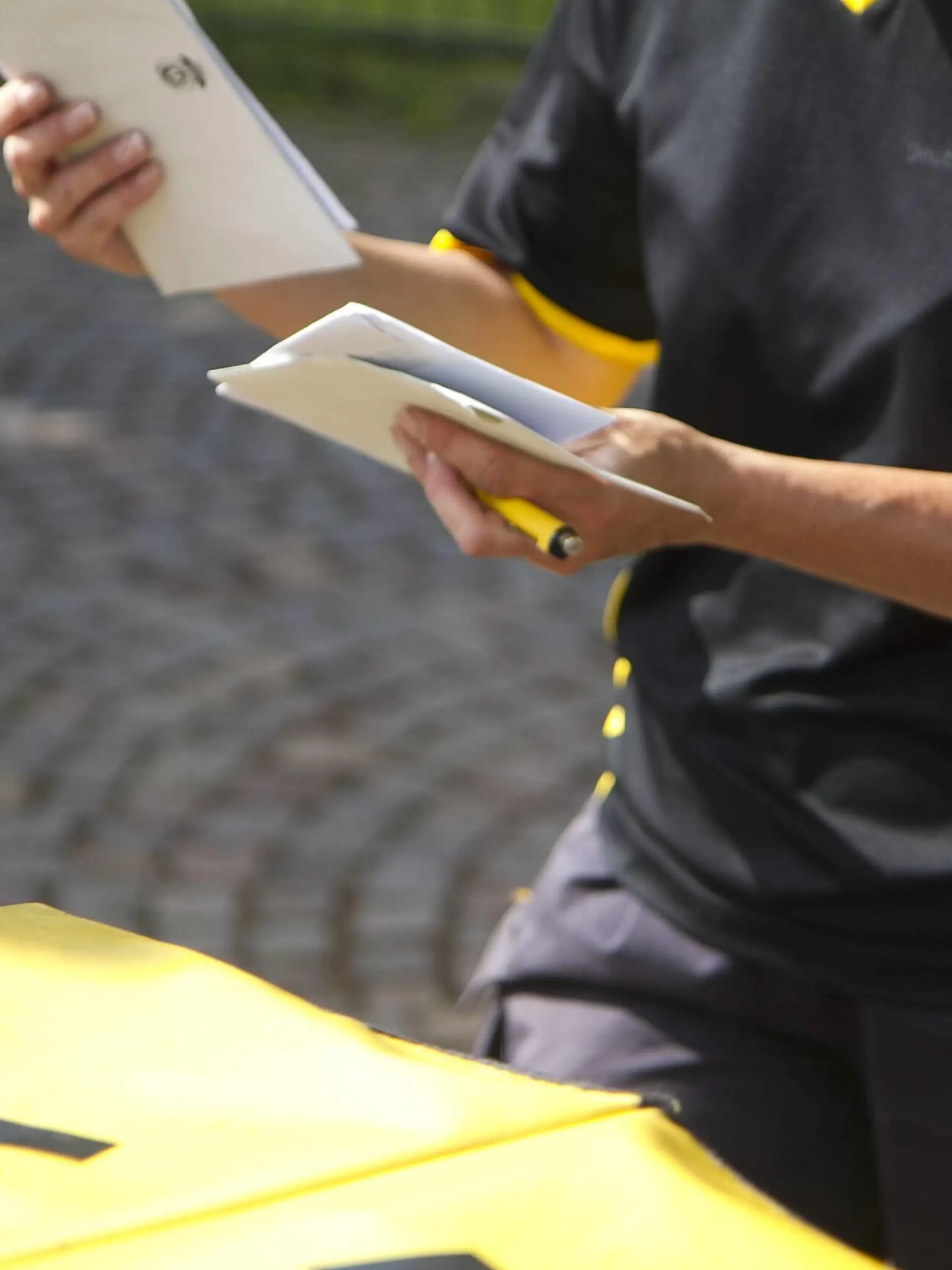 Themenbild - Deutsche Post, DHL, Brieftraeger, Postbote 06.06.2015 Brieftraeger beim austragen und sortieren der Briefe Themenbild, Featurebild Copyright: Fleigx/xEibner-Pressefoto EPdfg