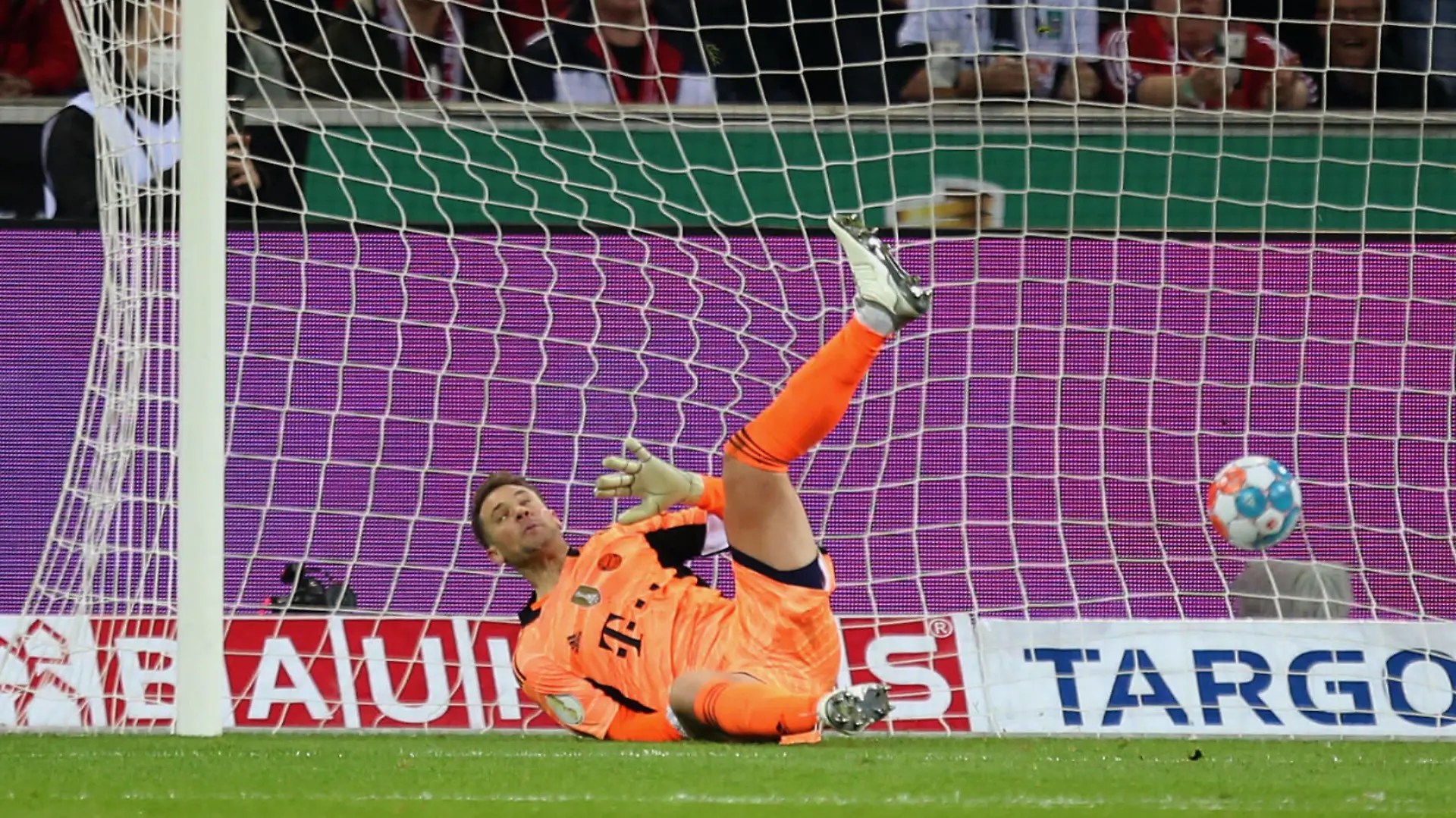27.10.2021, Fussball DFB Pokal 2021/2022, 2. Runde, Borussia Mönchengladbach - FC Bayern München, im Borussia-Park Mönchengladbach. Torwart Manuel Neuer FC Bayern München geschlagen im Tor beim 2:0 Gegentreffer. ***DFL and DFB regulations prohibit any use of photographs as image sequences and/or quasi-video.*** *** 27 10 2021, Football DFB Pokal 2021 2022, 2 Round, Borussia Mönchengladbach FC Bayern Munich, at Borussia Park Mönchengladbach Goalkeeper Manuel Neuer FC Bayern Munich beaten in goal when conceding 2 0 DFL and DFB regulations prohibit any use of photographs as image sequences and or quasi video