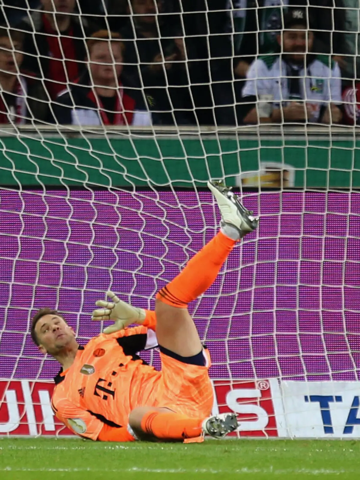  27.10.2021, Fussball DFB Pokal 2021/2022, 2. Runde, Borussia Mönchengladbach - FC Bayern München, im Borussia-Park Mönchengladbach. Torwart Manuel Neuer FC Bayern München geschlagen im Tor beim 2:0 Gegentreffer. ***DFL and DFB regulations prohibit any use of photographs as image sequences and/or quasi-video.*** *** 27 10 2021, Football DFB Pokal 2021 2022, 2 Round, Borussia Mönchengladbach FC Bayern Munich, at Borussia Park Mönchengladbach Goalkeeper Manuel Neuer FC Bayern Munich beaten in goal when conceding 2 0 DFL and DFB regulations prohibit any use of photographs as image sequences and or quasi video