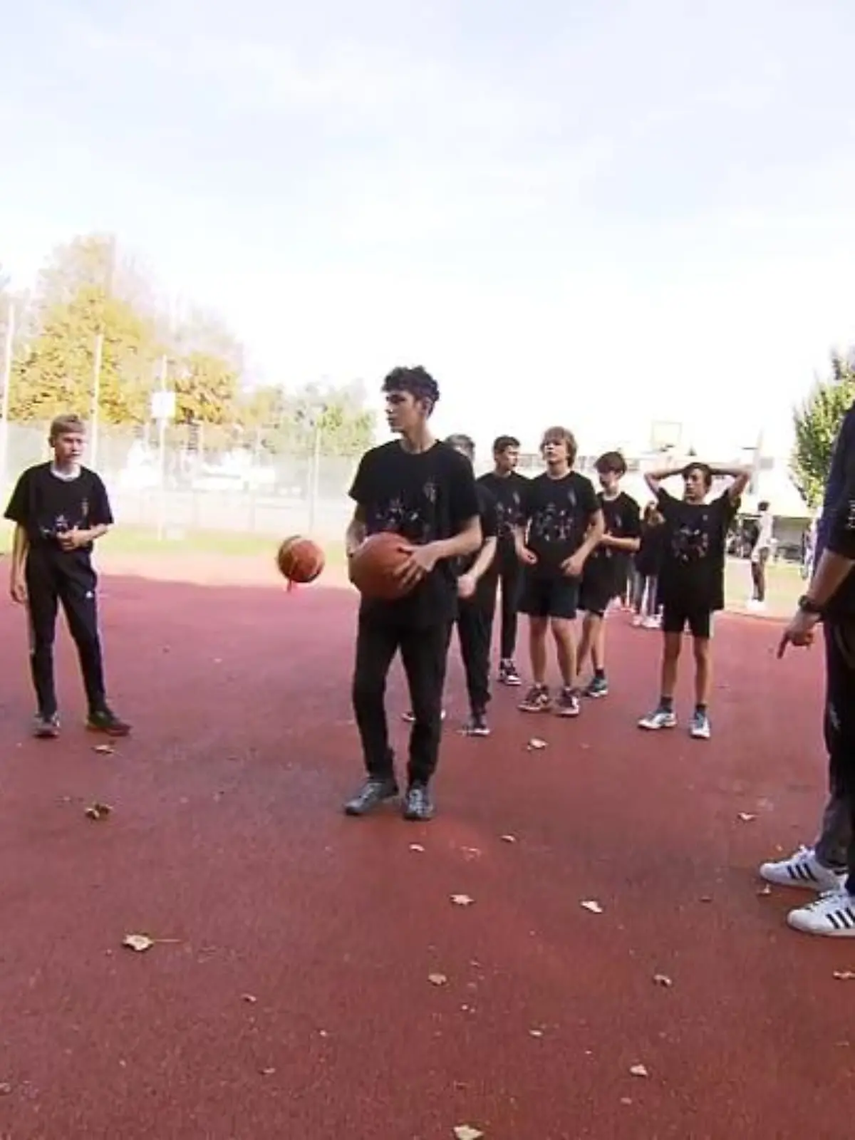 Bild zu: "Telekom Baskets trainieren Schüler"