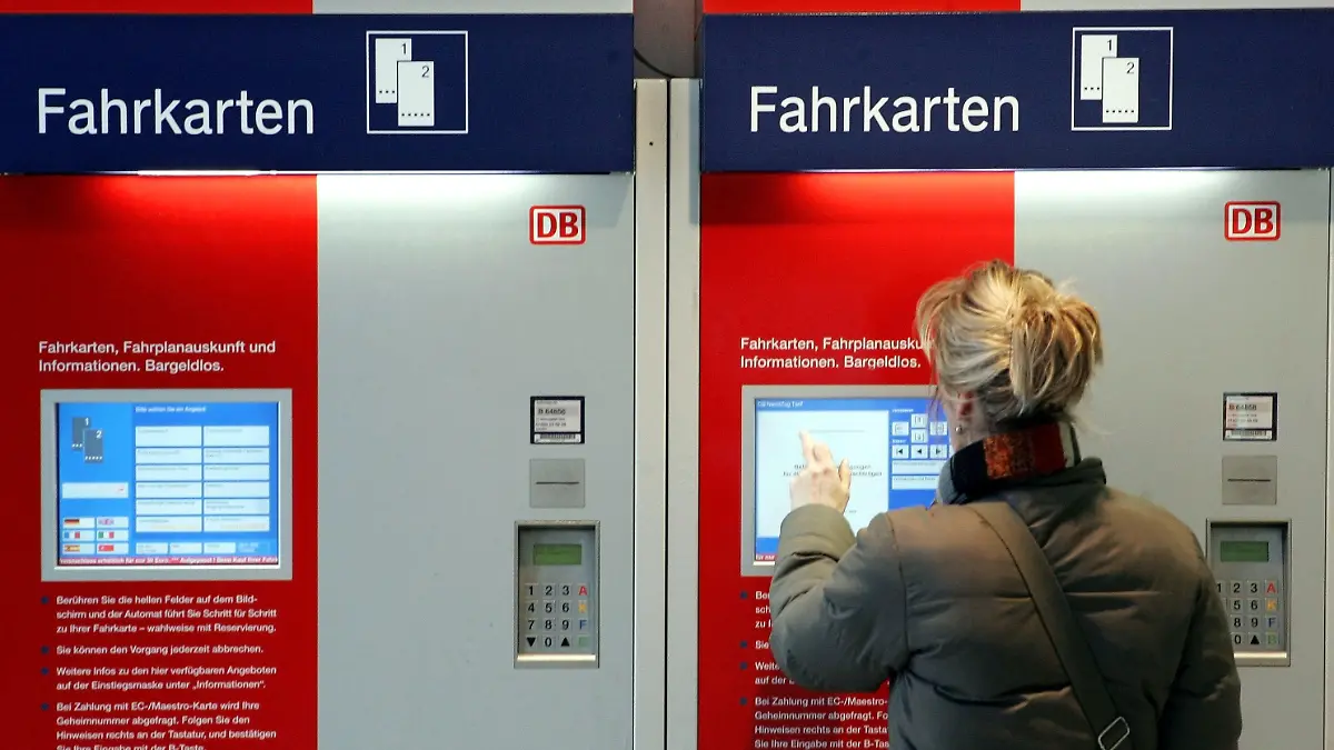 ARCHIV - Eine Frau bedient am 08.01.2005 auf dem Ostbahnhof in Berlin einen Automaten, an dem Fahrkarten der Deutschen Bahn für Fahrten in ganz Deutschland erworben werden können. Das Hessische Landeskriminalamt (LKA) und die Bundespolizei haben vor manipulierten Fahrkartenautomaten der Deutschen Bahn gewarnt, weil diese explodieren könnten. Foto: Soeren Stache (zu lhe 081 vom 29.05.2013) +++(c) dpa - Bildfunk+++