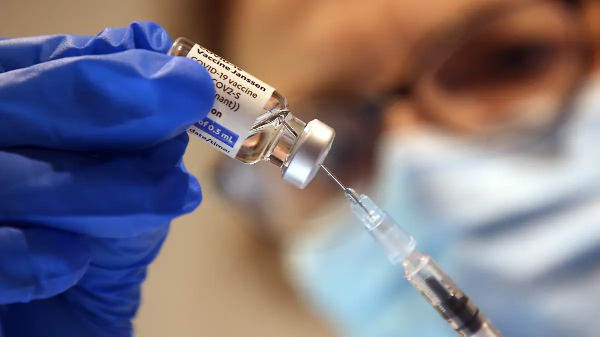 ARCHIV - 02.09.2021, Berlin: Eine Arzthelferin zieht in einer Praxis einer Hausärztin eine Spritze mit dem Corona-Impfstoff Janssen von Johnson & Johnson gegen das Corona-Virus auf. Vier Wochen nach einer Spritze mit dem Impfstoff können sich Menschen in Baden-Württemberg nun eine Auffrischungsimpfung holen. (zu dpa «Besser gegen Corona: Bei Johnson & Johnson zweite Spritze empfohlen») Foto: Wolfgang Kumm/dpa +++ dpa-Bildfunk +++