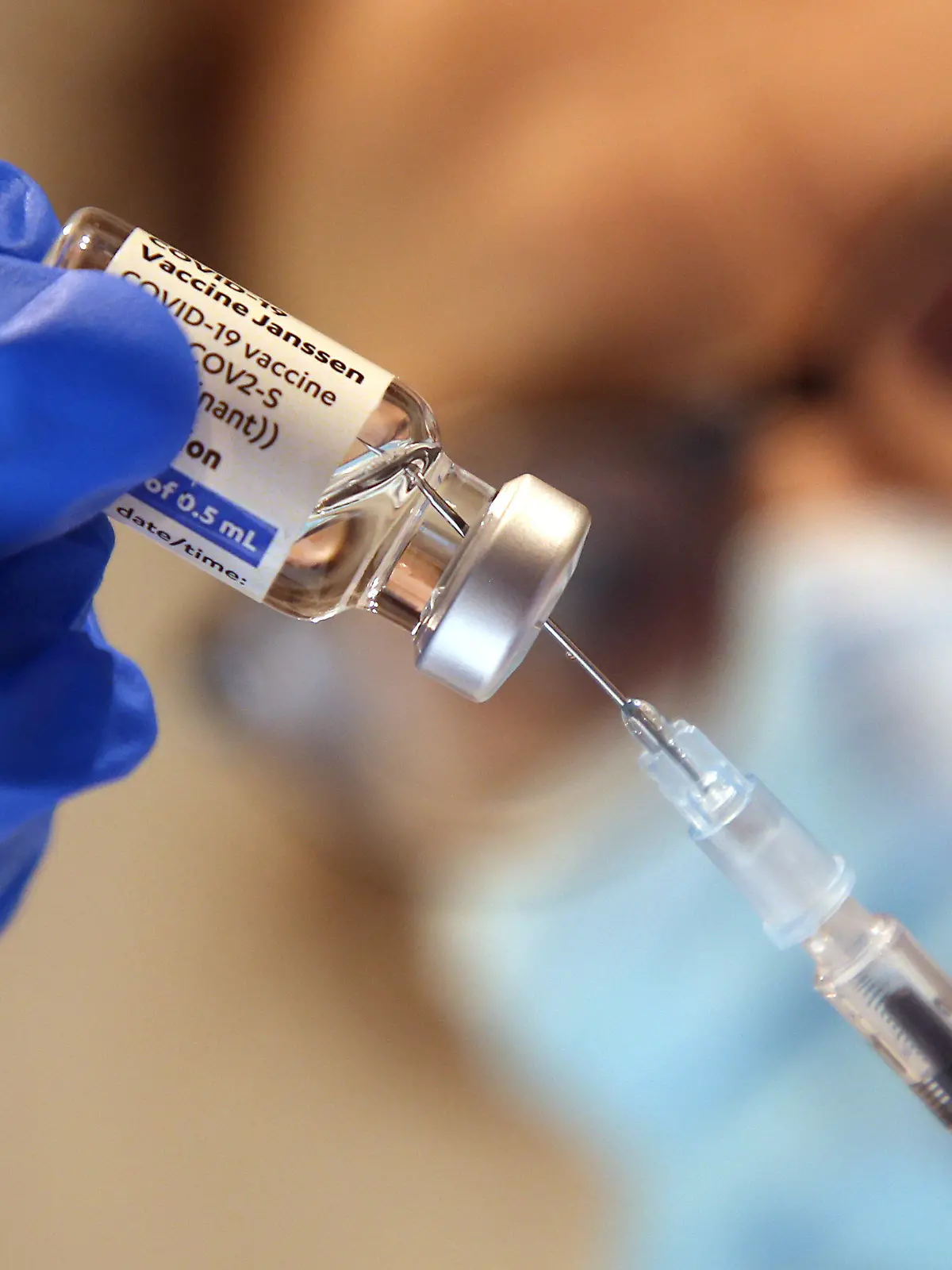 ARCHIV - 02.09.2021, Berlin: Eine Arzthelferin zieht in einer Praxis einer Hausärztin eine Spritze mit dem Corona-Impfstoff Janssen von Johnson & Johnson gegen das Corona-Virus auf. Vier Wochen nach einer Spritze mit dem Impfstoff können sich Menschen in Baden-Württemberg nun eine Auffrischungsimpfung holen. (zu dpa «Besser gegen Corona: Bei Johnson & Johnson zweite Spritze empfohlen») Foto: Wolfgang Kumm/dpa +++ dpa-Bildfunk +++