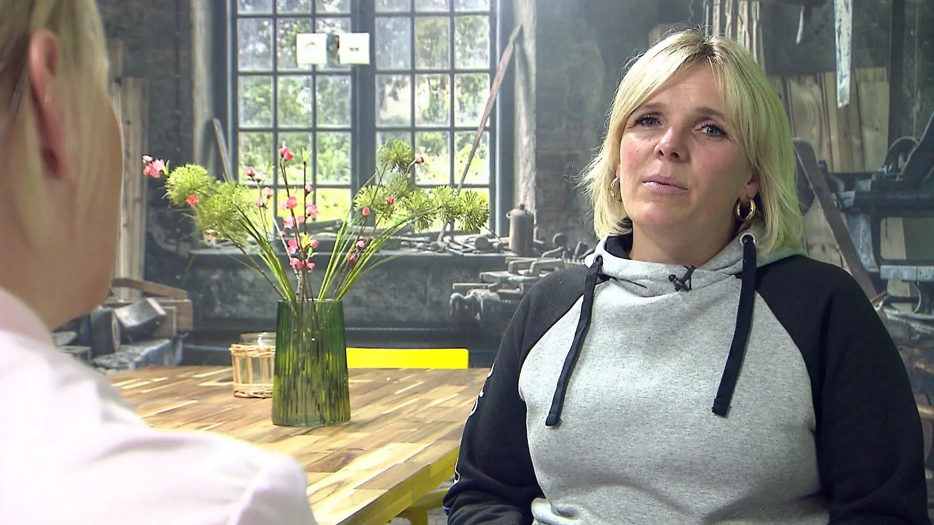 Malerin Jessica Hansen hat die Vier-Stunden-Woche schon vor über einem Jahr eingeführt, weil sie einfach kein Personal mehr gefunden hat.