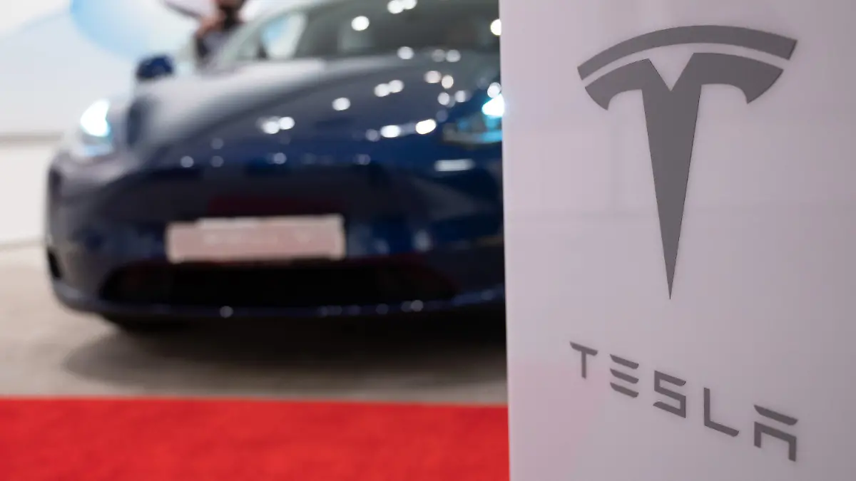 ARCHIV - 19.08.2021, Berlin: In einem Tesla Showroom ist das Logo des Herstellers vor einem Model Y. (zu dpa «Unfallermittler: Tesla bei Crash in Texas wohl doch nicht fahrerlos») Foto: Christophe Gateau/dpa +++ dpa-Bildfunk +++