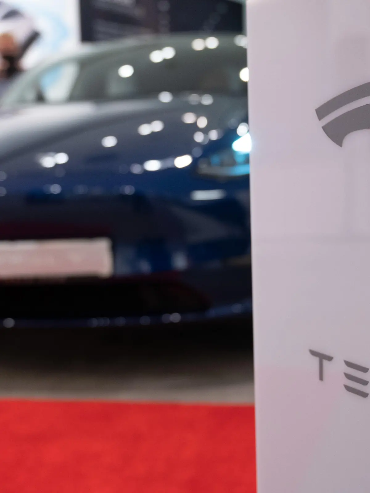 ARCHIV - 19.08.2021, Berlin: In einem Tesla Showroom ist das Logo des Herstellers vor einem Model Y. (zu dpa «Unfallermittler: Tesla bei Crash in Texas wohl doch nicht fahrerlos») Foto: Christophe Gateau/dpa +++ dpa-Bildfunk +++