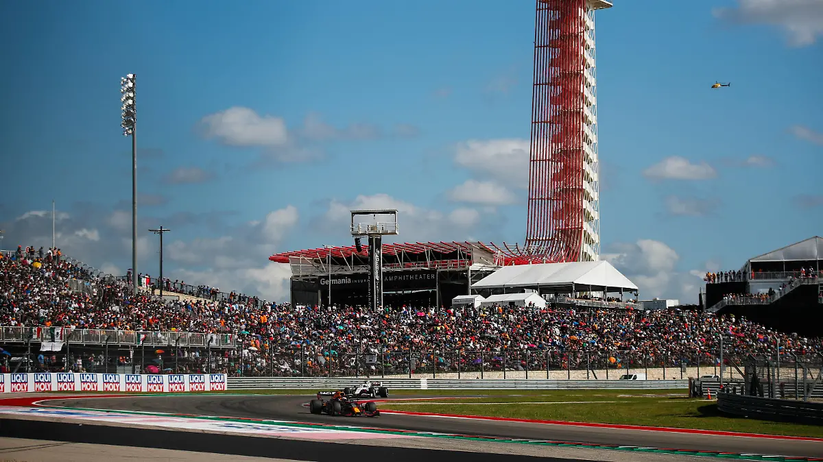 Formula 1 2021: United States GP CIRCUIT OF THE AMERICAS, UNITED STATES OF AMERICA - OCTOBER 24: Max Verstappen, Red Bull Racing RB16B, leads Mick Schumacher, Haas VF-21 during the United States GP at Circuit of the Americas on Sunday October 24, 2021 in Austin, United States of America. Photo by Charles Coates / LAT Images Images PUBLICATIONxINxGERxSUIxAUTxHUNxONLY GP2117_194510_09I5394 