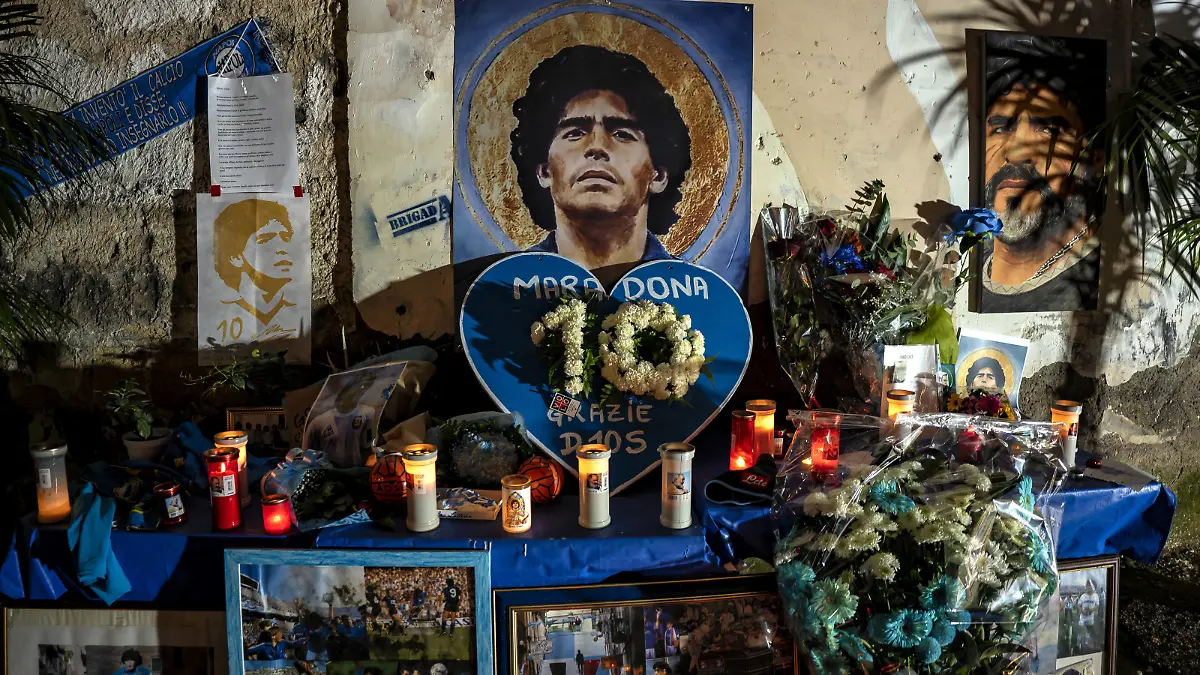  Italy: Naples remembers the Maradona legend throughout the city NAPLES, ITALY 11/27/2020: Diego Armando Maradona died at the age of 60 after a cardiac arrest while at his home in Tigre, Argentina, where he was recovering three weeks earlier after a brain operation. Everywhere you walk in Naples in the various districts you remember the legend Maradona. Napoli Campania / Napoli Italy Copyright: AlessandroxBarone