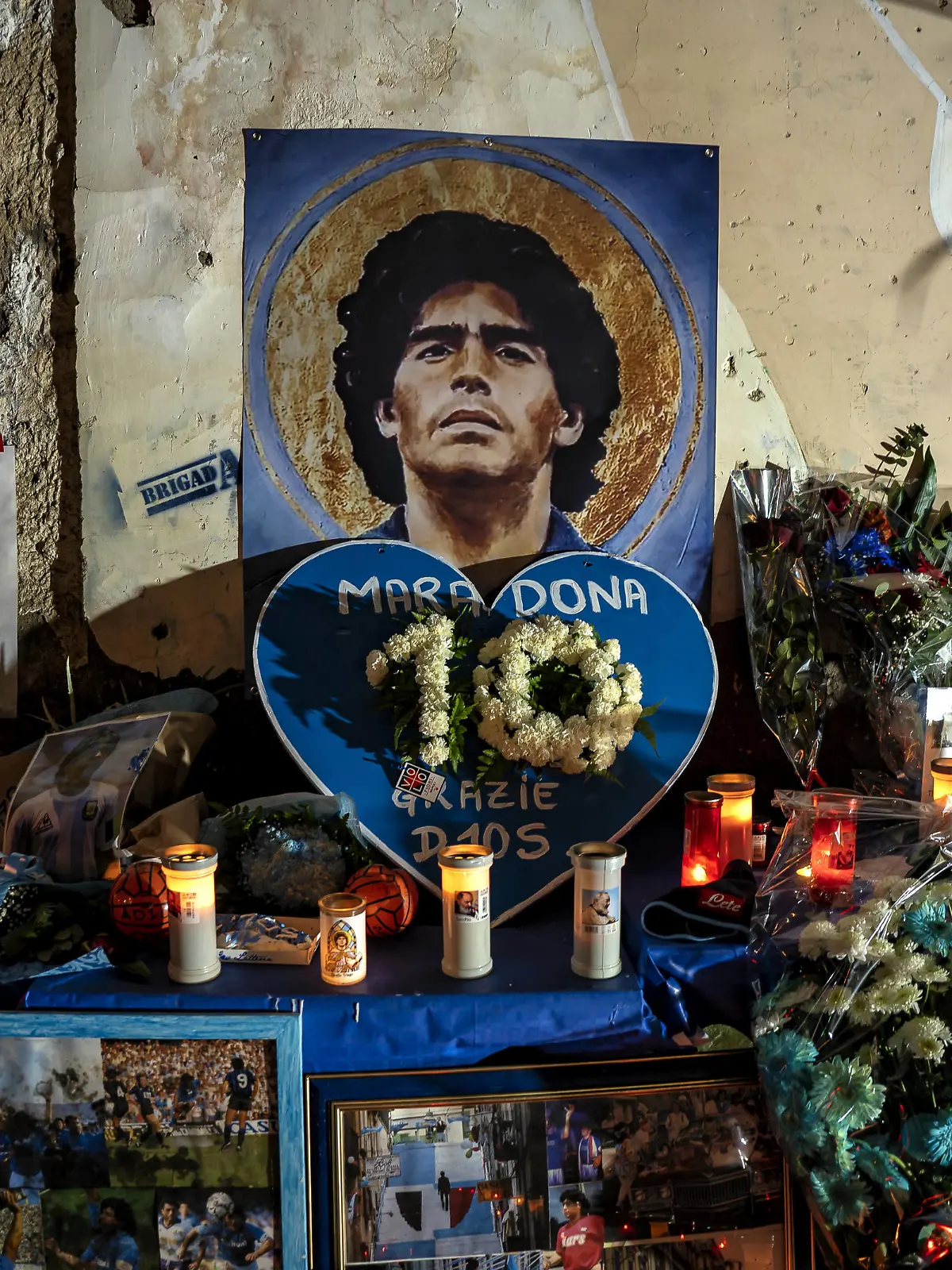  Italy: Naples remembers the Maradona legend throughout the city NAPLES, ITALY 11/27/2020: Diego Armando Maradona died at the age of 60 after a cardiac arrest while at his home in Tigre, Argentina, where he was recovering three weeks earlier after a brain operation. Everywhere you walk in Naples in the various districts you remember the legend Maradona. Napoli Campania / Napoli Italy Copyright: AlessandroxBarone