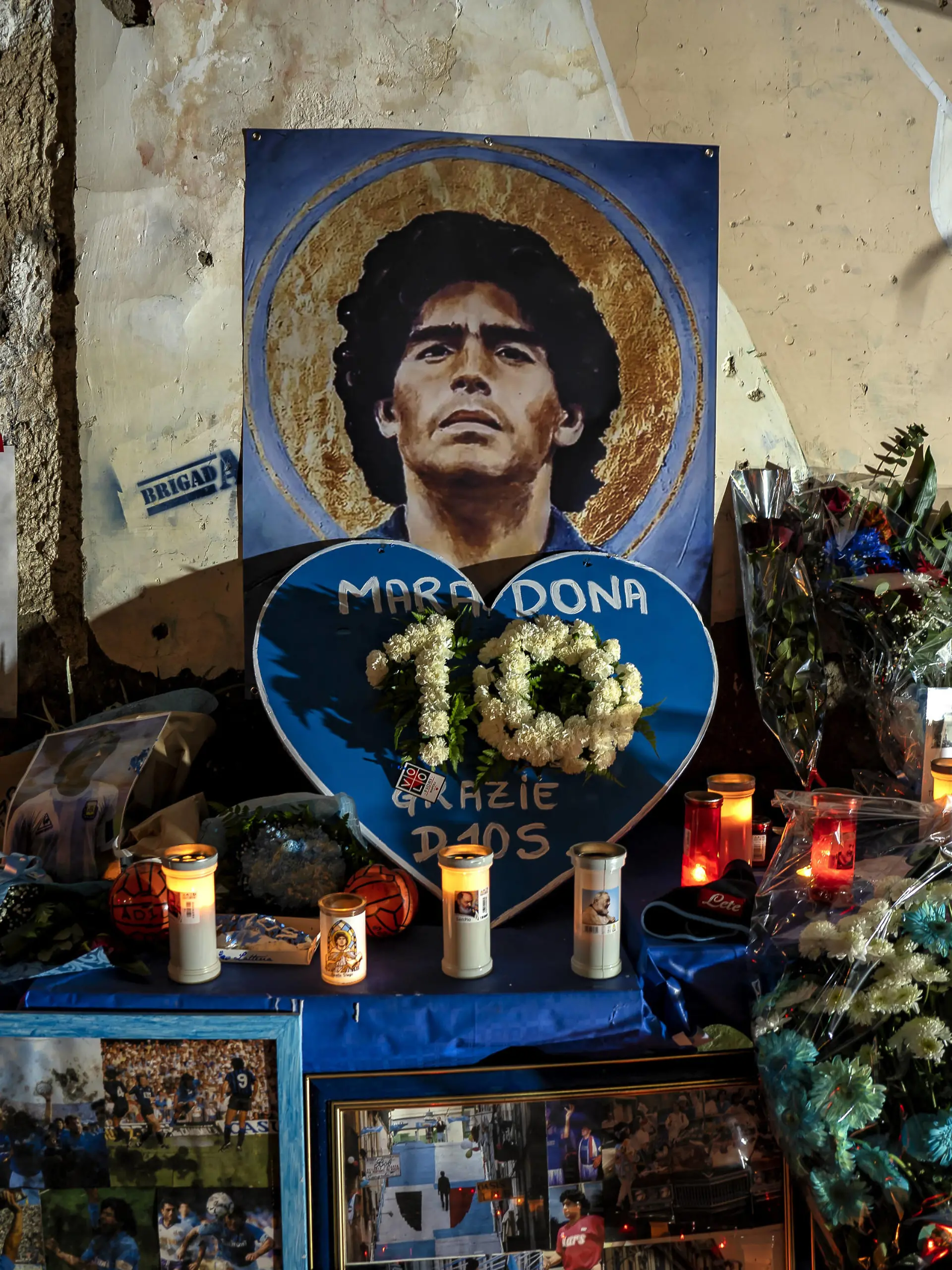  Italy: Naples remembers the Maradona legend throughout the city NAPLES, ITALY 11/27/2020: Diego Armando Maradona died at the age of 60 after a cardiac arrest while at his home in Tigre, Argentina, where he was recovering three weeks earlier after a brain operation. Everywhere you walk in Naples in the various districts you remember the legend Maradona. Napoli Campania / Napoli Italy Copyright: AlessandroxBarone
