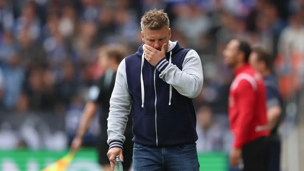 ARCHIV - 20.05.2023, Nordrhein-Westfalen, Bielefeld: Fußball: 2. Bundesliga, Arminia Bielefeld - SC Paderborn 07, 33. Spieltag in der Schüco-Arena. Paderborns Trainer Lukas Kwasniok fasst sich ins Gesicht. Nach seiner Freilassung auf Mallorca wird er beim Saisonfinale pausieren. (zu dpa: «Paderborn: Kwasniok pausiert, soll aber Trainer bleiben») Foto: Friso Gentsch/dpa +++ dpa-Bildfunk +++