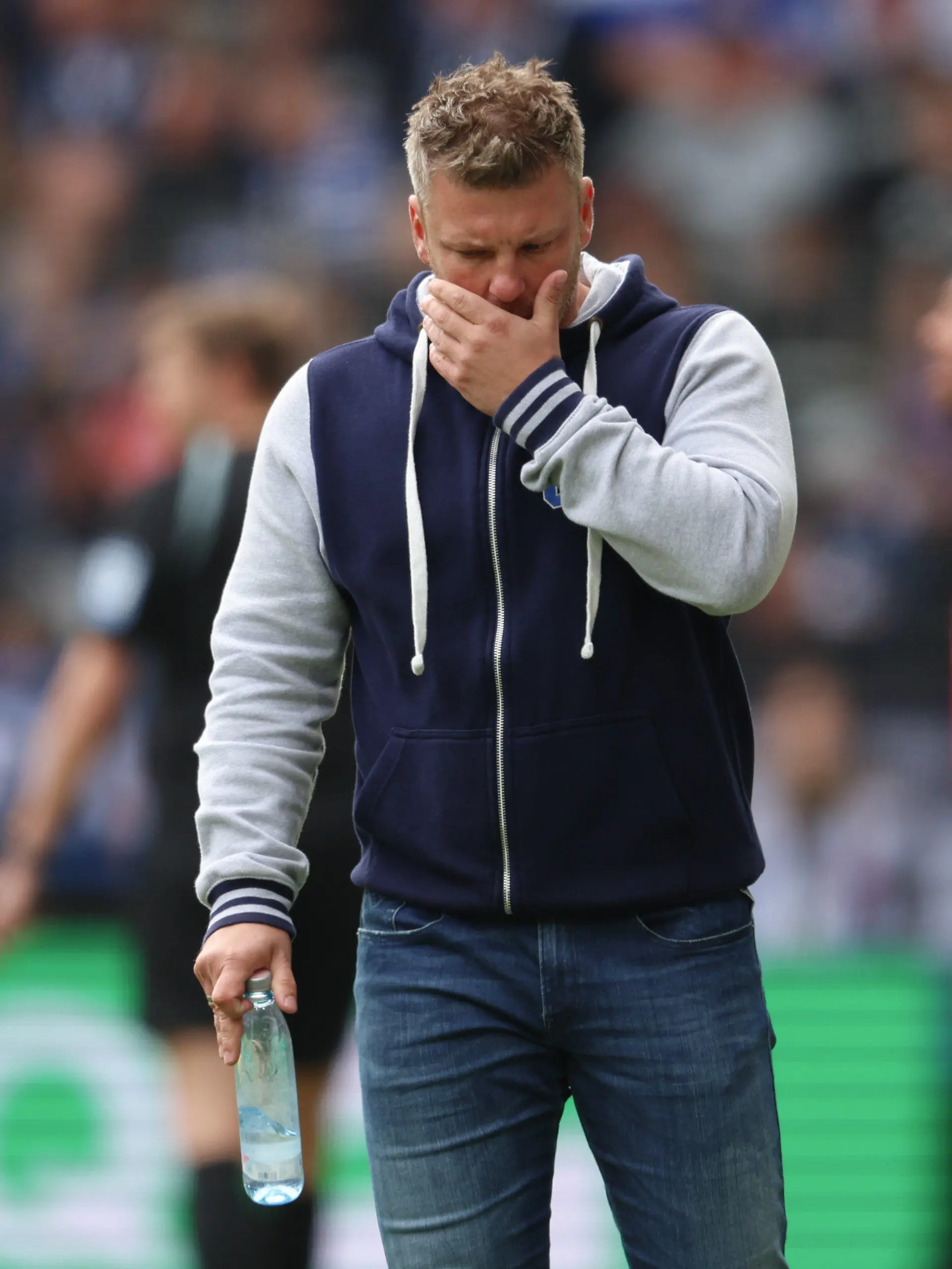 ARCHIV - 20.05.2023, Nordrhein-Westfalen, Bielefeld: Fußball: 2. Bundesliga, Arminia Bielefeld - SC Paderborn 07, 33. Spieltag in der Schüco-Arena. Paderborns Trainer Lukas Kwasniok fasst sich ins Gesicht. Nach seiner Freilassung auf Mallorca wird er beim Saisonfinale pausieren. (zu dpa: «Paderborn: Kwasniok pausiert, soll aber Trainer bleiben») Foto: Friso Gentsch/dpa +++ dpa-Bildfunk +++