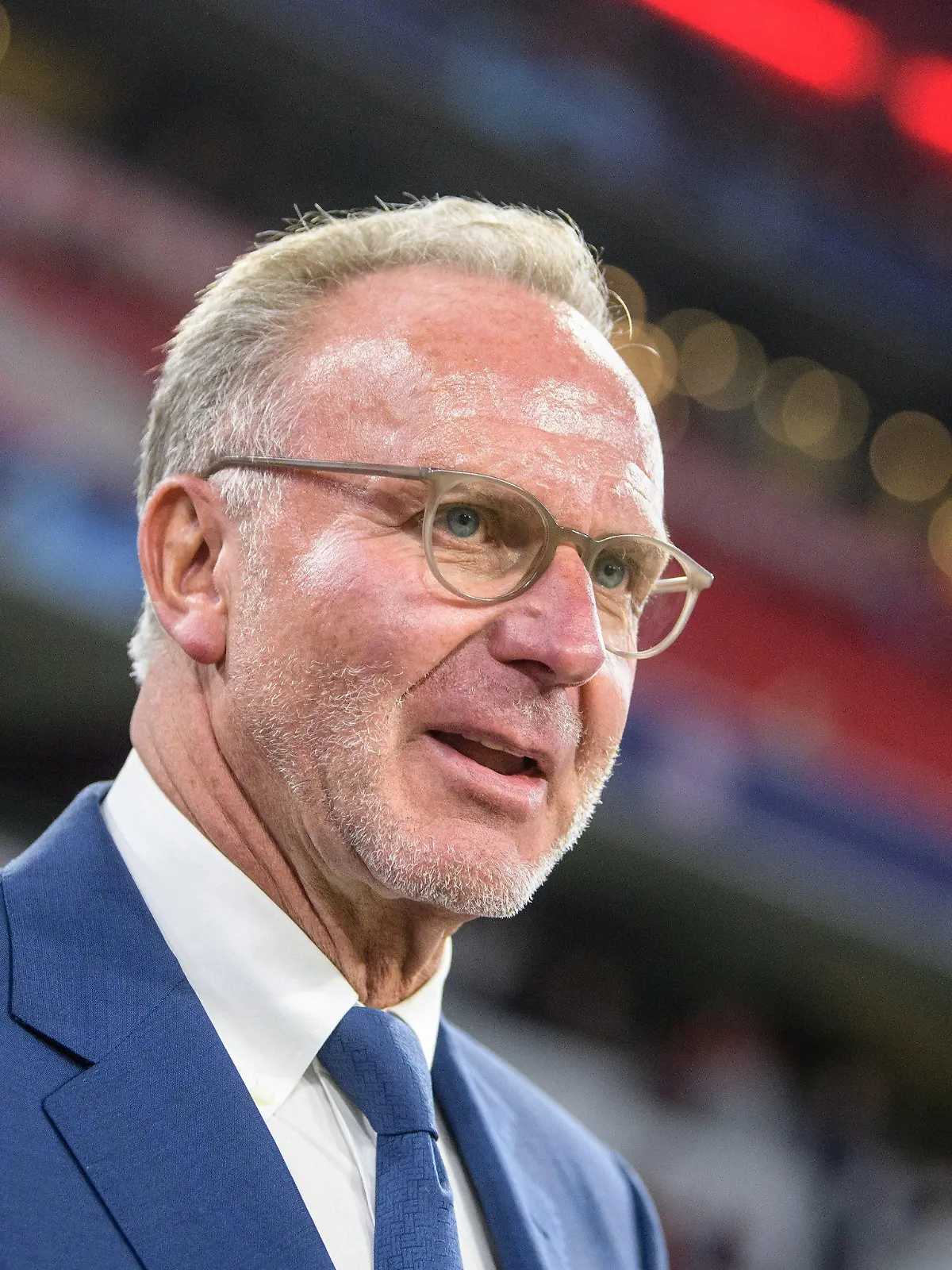 ARCHIV - 18.09.2019, Bayern, München: Fußball: Champions League, Bayern München - Roter Stern Belgrad, Gruppenphase, Gruppe B, 1. Spieltag in der Allianz Arena. Karl-Heinz Rummenigge steht vor Spielbeginn am Spielfeldrand. Vorstandschef Rummenigge vom FC Bayern blickt mit Sorge auf den engen Terminplan im August und September. (Zu dpa "Rummenigge: Termine für September-Länderspiele ungünstig") Foto: Matthias Balk/dpa +++ dpa-Bildfunk +++