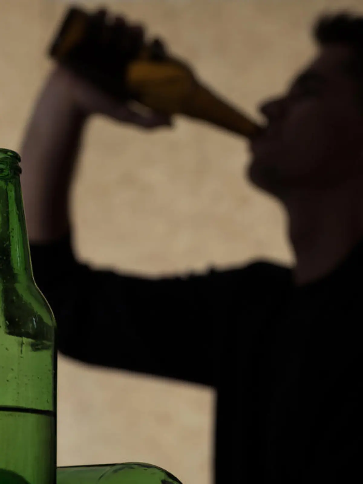 Die Pandemie hat viele Menschen süchtig gemacht. Das belegen aktuelle Zahlen der Deutschen Hauptstelle für Suchtfragen. Irgendwann ist Herr N. aus Leipzig zum Trinken in den Keller gegangen, damit es niemand merkt. Corona hat ihn zum Alkoholiker gemacht, sagt er. Und so geht tausenden Deutschen. Wie er in die Sucht abgerutscht ist, erzählt er im Video!