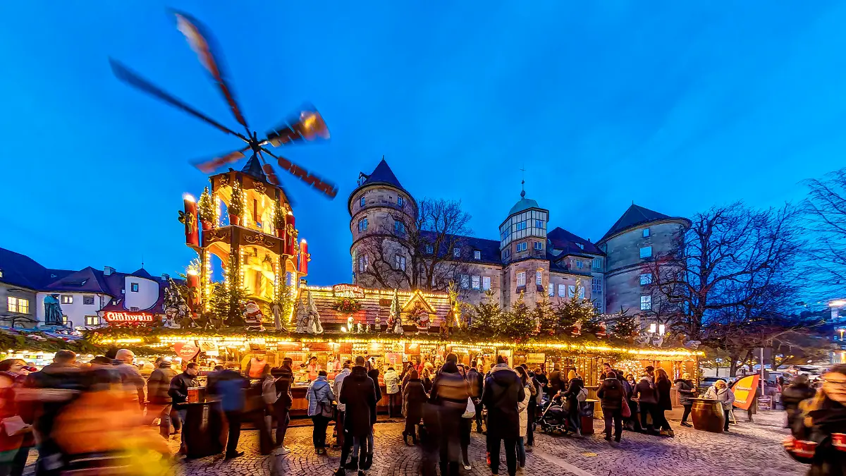 DEU, Deutschland, Baden-Württemberg, Stuttgart, 06.12.2019 - Weihnachtsmarkt Stuttgart. Mit rund vier Millionen Besuchern zählt er zu den größten Weihnachtsmärkten in Deutschland. Weihnachtspyramide aus dem Erzgebirge vor dem Alten Schloss. *** DEU, Germany, Baden Württemberg, Stuttgart, 06 12 2019 Stuttgart Christmas Market With around four million visitors, it is one of the largest Christmas markets in Germany Christmas pyramid from the Erzgebirge mountains in front of the Old Castle 