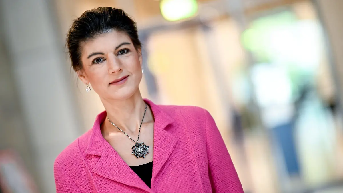 07.11.2019, Berlin: Sahra Wagenknecht, Fraktionsvorsitzende der Partei Die Linke, steht im Bundestag am Rande eines dpa-Interviews. (zu dpa «Wagenknecht will auch nach Rückzug Gesicht der Linken bleiben») Foto: Britta Pedersen/dpa-Zentralbild/dpa +++ dpa-Bildfunk +++