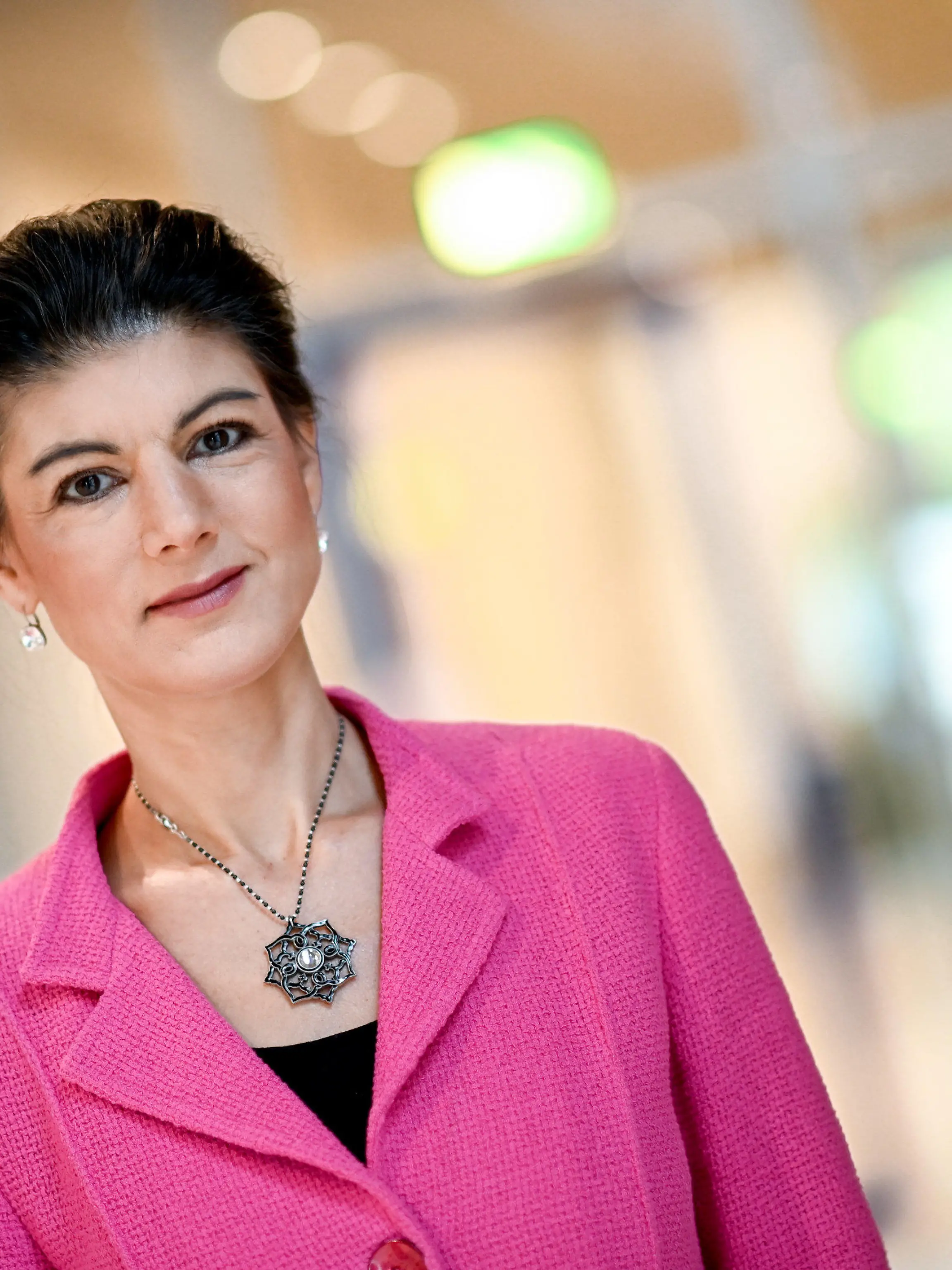 07.11.2019, Berlin: Sahra Wagenknecht, Fraktionsvorsitzende der Partei Die Linke, steht im Bundestag am Rande eines dpa-Interviews. (zu dpa «Wagenknecht will auch nach Rückzug Gesicht der Linken bleiben») Foto: Britta Pedersen/dpa-Zentralbild/dpa +++ dpa-Bildfunk +++