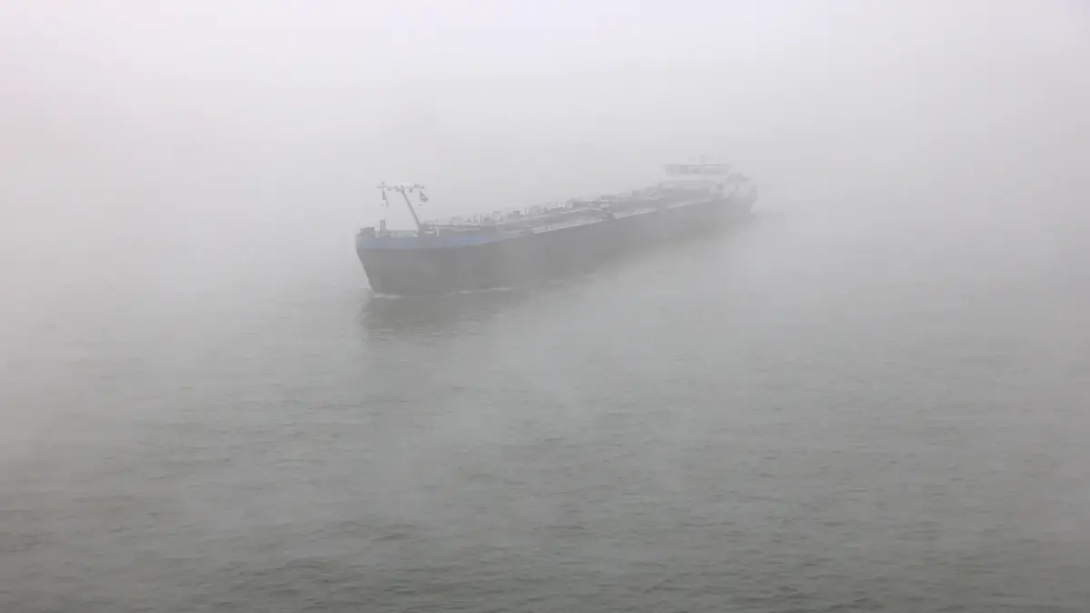 16.10.2021, Nordrhein-Westfalen, Köln: Ein Schiff fährt im Nebel über den Rhein. Foto: Oliver Berg/dpa +++ dpa-Bildfunk +++