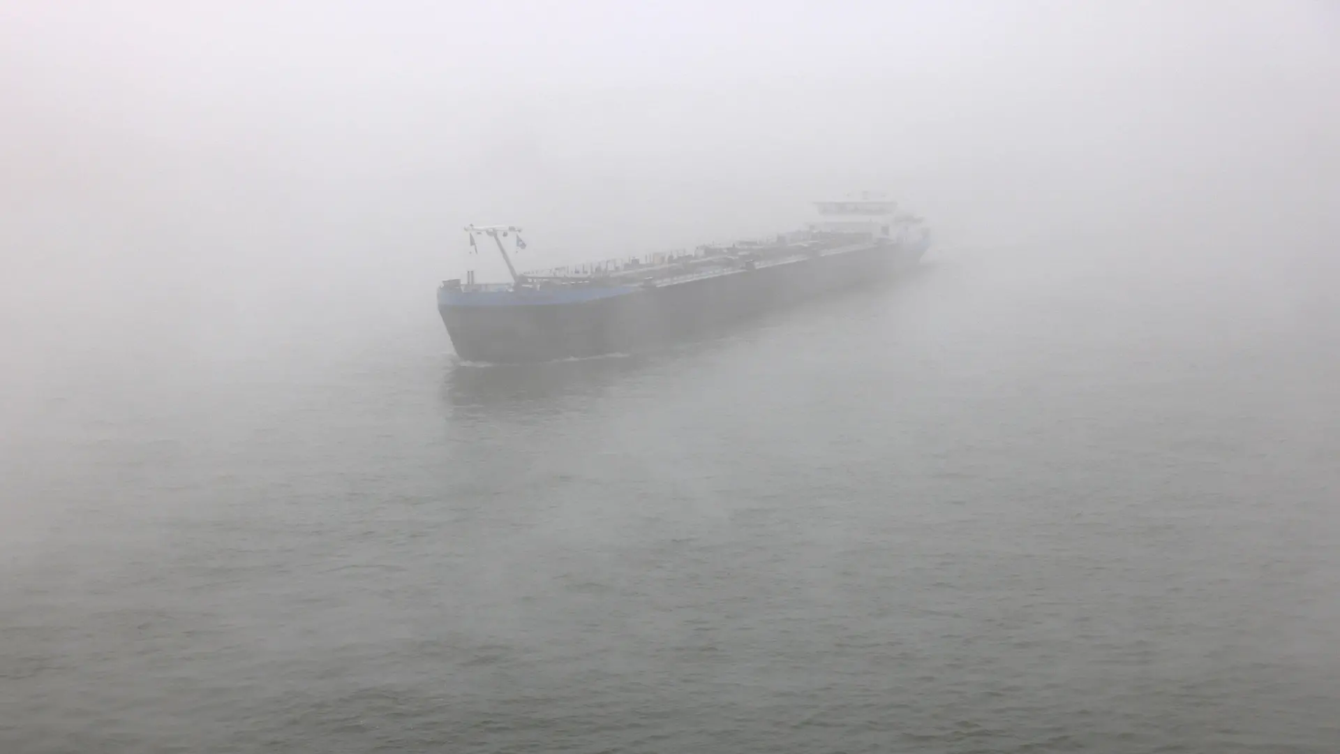 16.10.2021, Nordrhein-Westfalen, Köln: Ein Schiff fährt im Nebel über den Rhein. Foto: Oliver Berg/dpa +++ dpa-Bildfunk +++