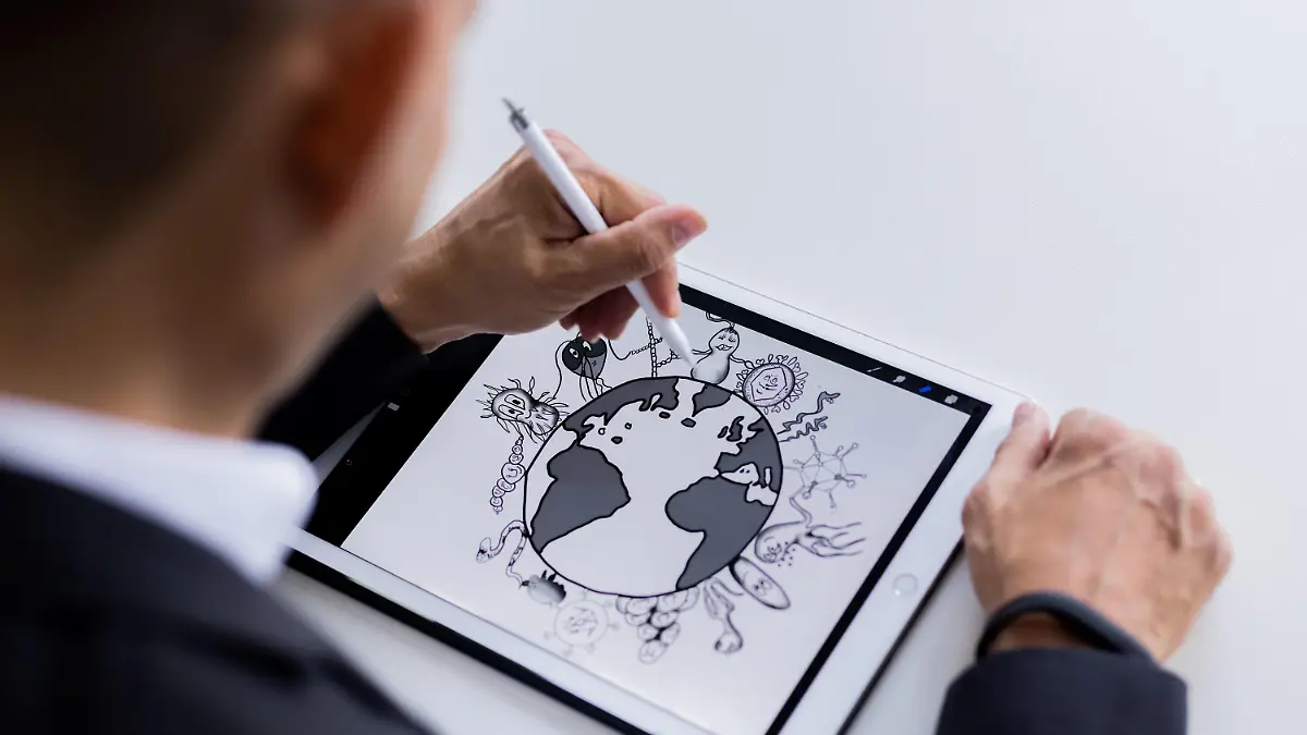 04.10.2021, Nordrhein-Westfalen, Bonn: Hendrik Streeck, Direktor des Instituts für Virologie an der Uniklinik Bonn, zeigt Illustrationen auf seinem iPad, die er für sein neues Buch «Unser Immunsystem» selbst gezeichnet hat. Foto: Rolf Vennenbernd/dpa - ACHTUNG: Nur zur redaktionellen Verwendung im Zusammenhang mit der aktuellen Berichterstattung und nur mit vollständiger Nennung des vorstehenden Credits +++ dpa-Bildfunk +++