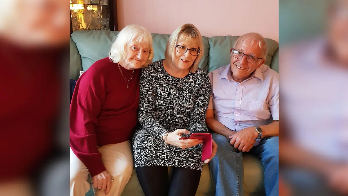 Julie Lund zwischen ihrem Vater Brian Rothery und seiner Frau Patricia.