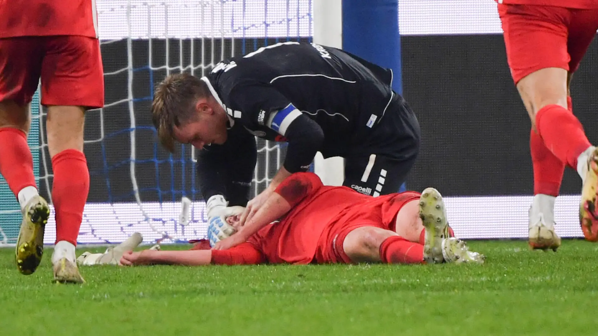 Torwart Leo Weinkauf MSV Duisburg hilft dem verletzten Felix Götze 1. FC Kaiserslautern 25.10.2021, Fussball GER, Saison 2021 2022, 3. Liga, 13. Spieltag, MSV Duisburg - 1. FC Kaiserslautern, Foto: Maik Hölter/TEAM2sportphoto ***DFB regulations prohibit any use of photographs as image sequences and/or quasi-video.*** Duisburg Nordrhein Westfalen Deutschland *** Goalkeeper Leo Weinkauf MSV Duisburg helps injured Felix Götze 1 FC Kaiserslautern 25 10 2021, Football GER, Season 2021 2022, 3 Liga, 13 Matchday, MSV Duisburg 1 FC Kaiserslautern, Photo Maik Hölter TEAM2sportphoto DFB regulations prohibit any use of photographs as image sequences and or quasi video Duisburg Nordrhein Westfalen Germany Team2